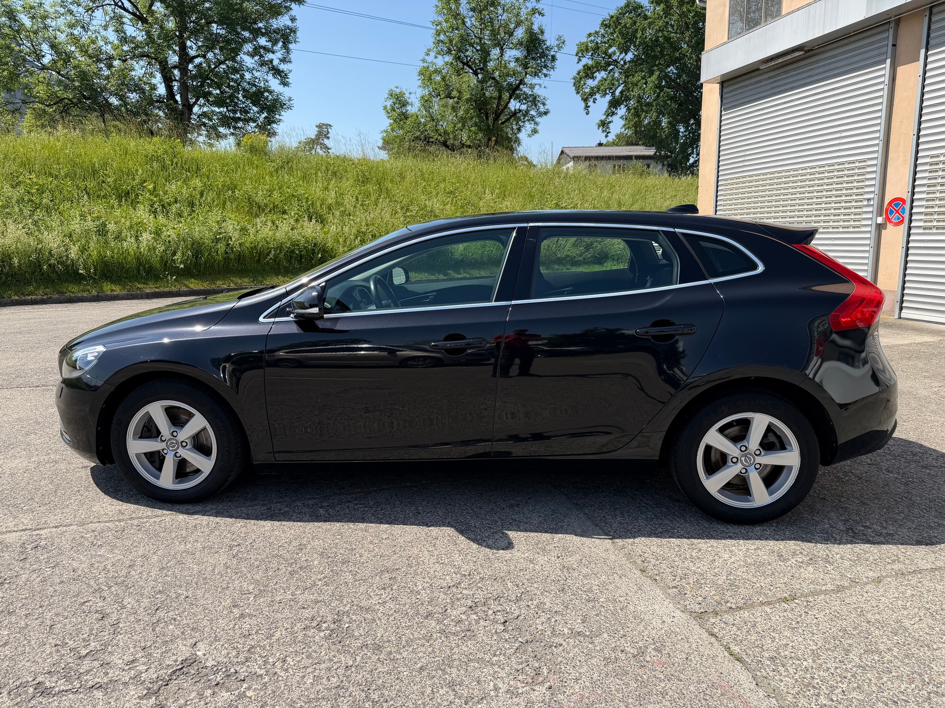 VOLVO V40 D3 Momentum Geartronic-showroom-element-1