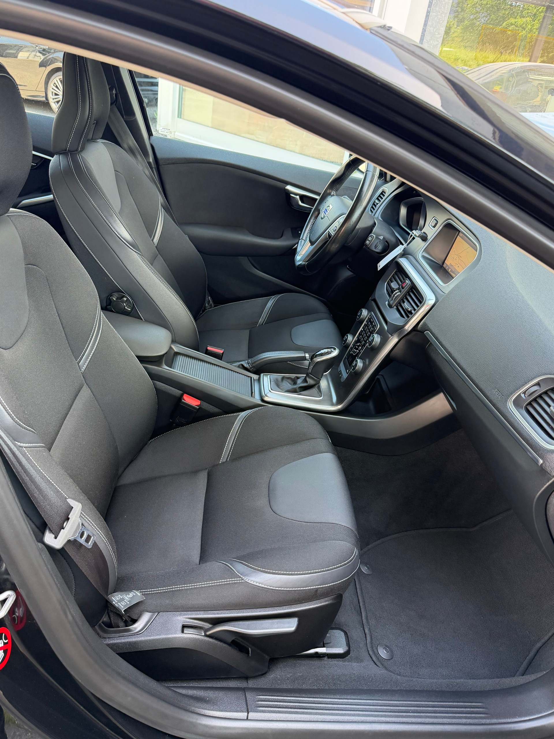 VOLVO V40 D3 Momentum Geartronic-image-14