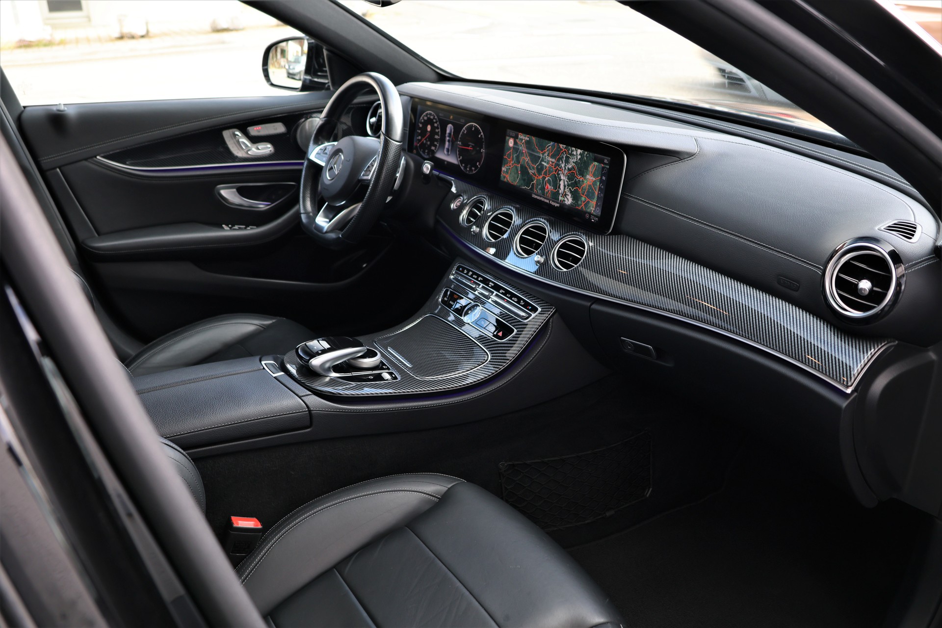 MERCEDES-BENZ E 220 d AMG Line 9G-Tronic (CH)-image-18