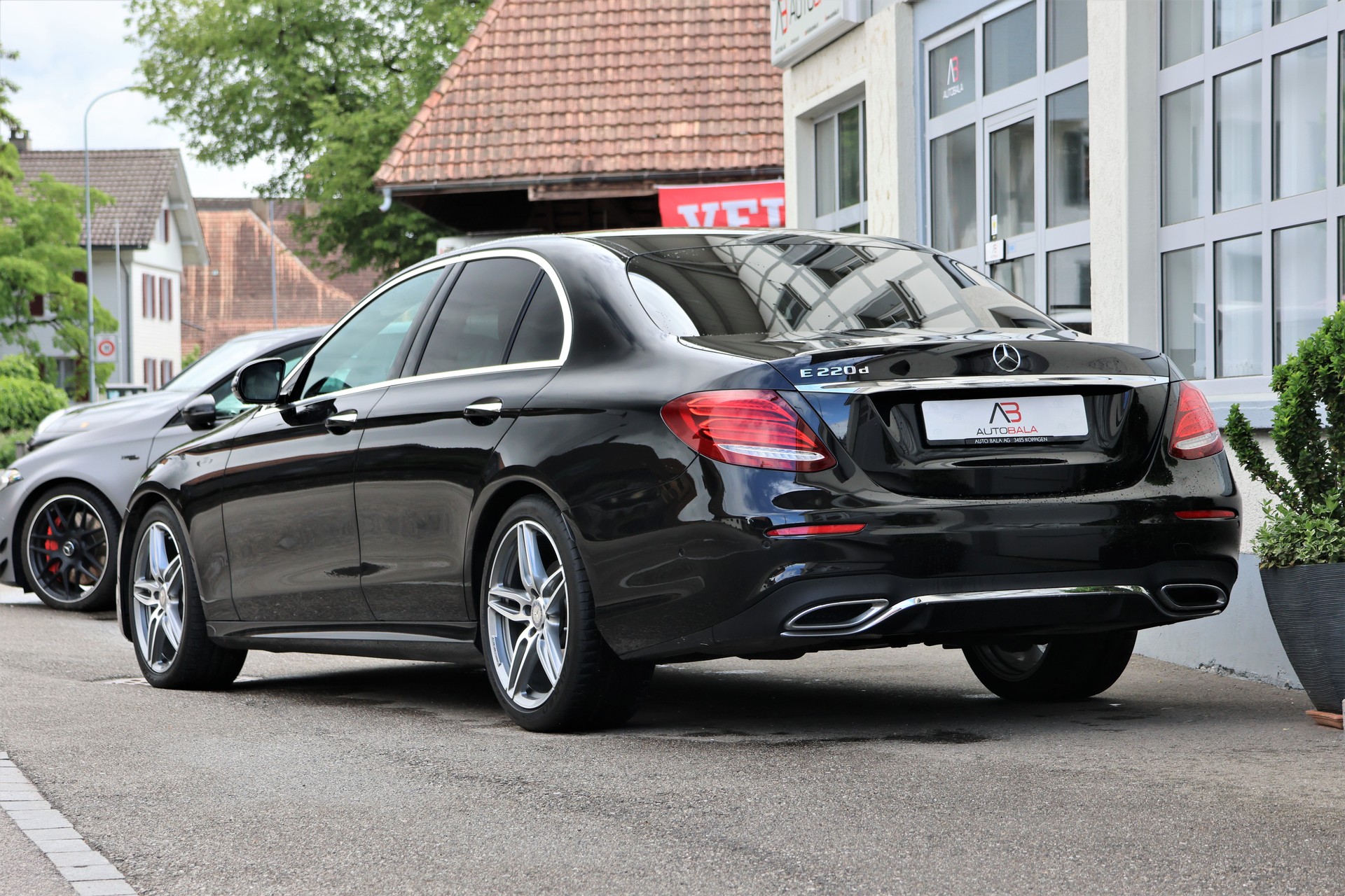 MERCEDES-BENZ E 220 d AMG Line 9G-Tronic (CH)-showroom-element-2