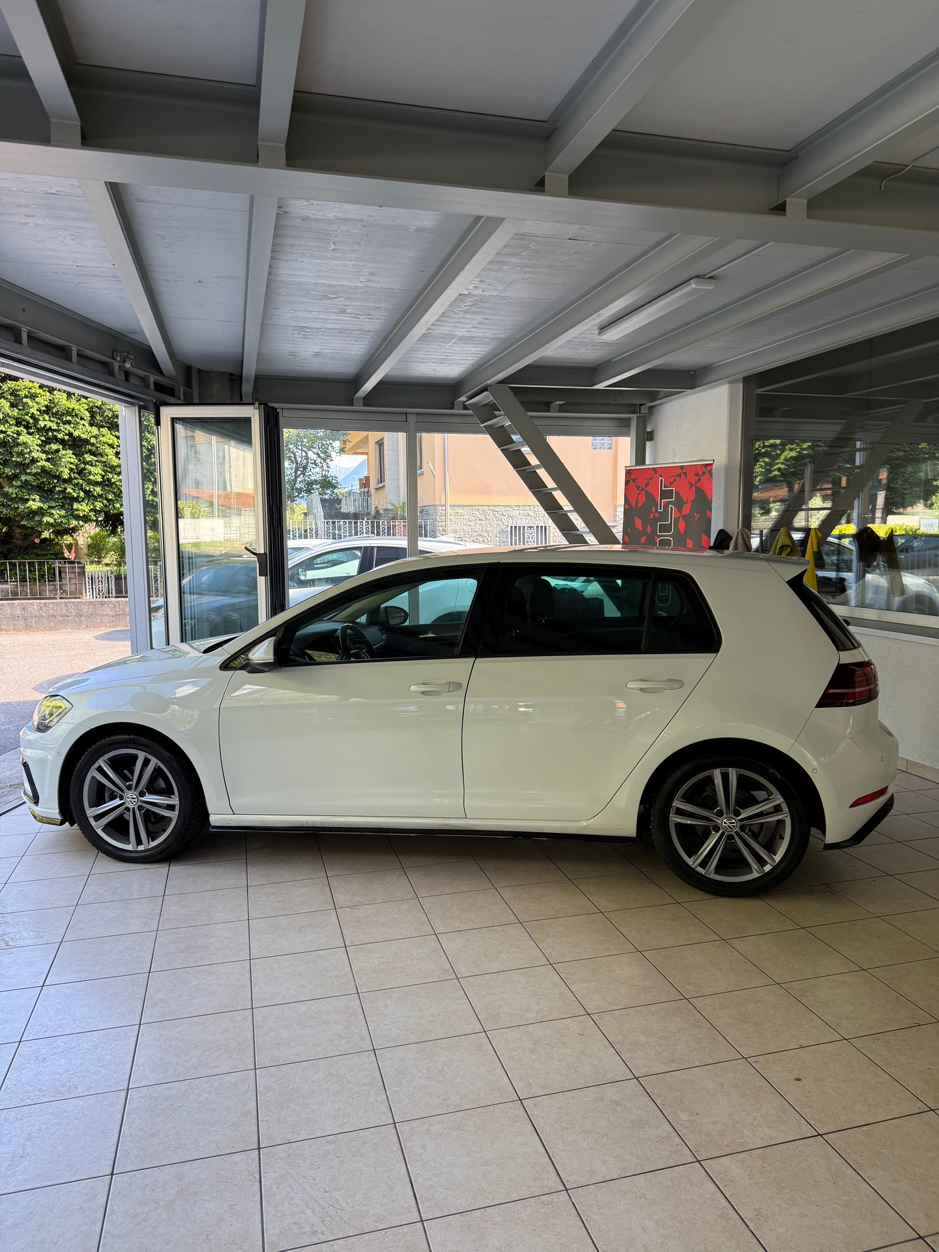 VW Golf 1.0 TSI Comfortline DSG R-LINE-image-2