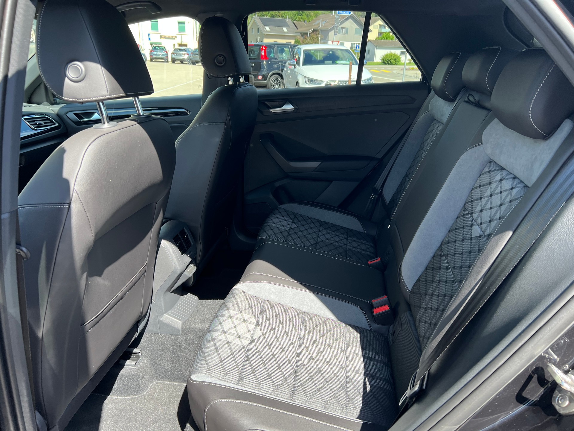 VW T-Roc 1.5 TSI EVO R-Line DSG-image-17