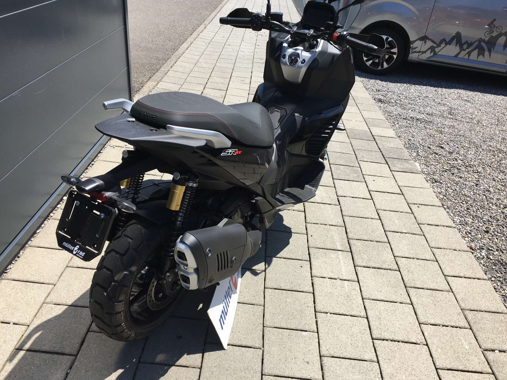 APRILIA SR GT 400-image-1