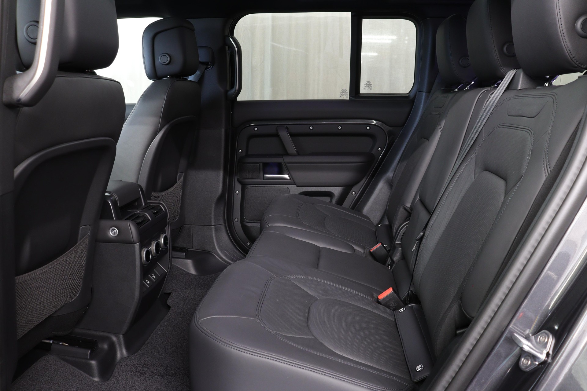 LAND ROVER Defender 110 3.0 D I6 300 X-Dynamic HSE-showroom-element-2