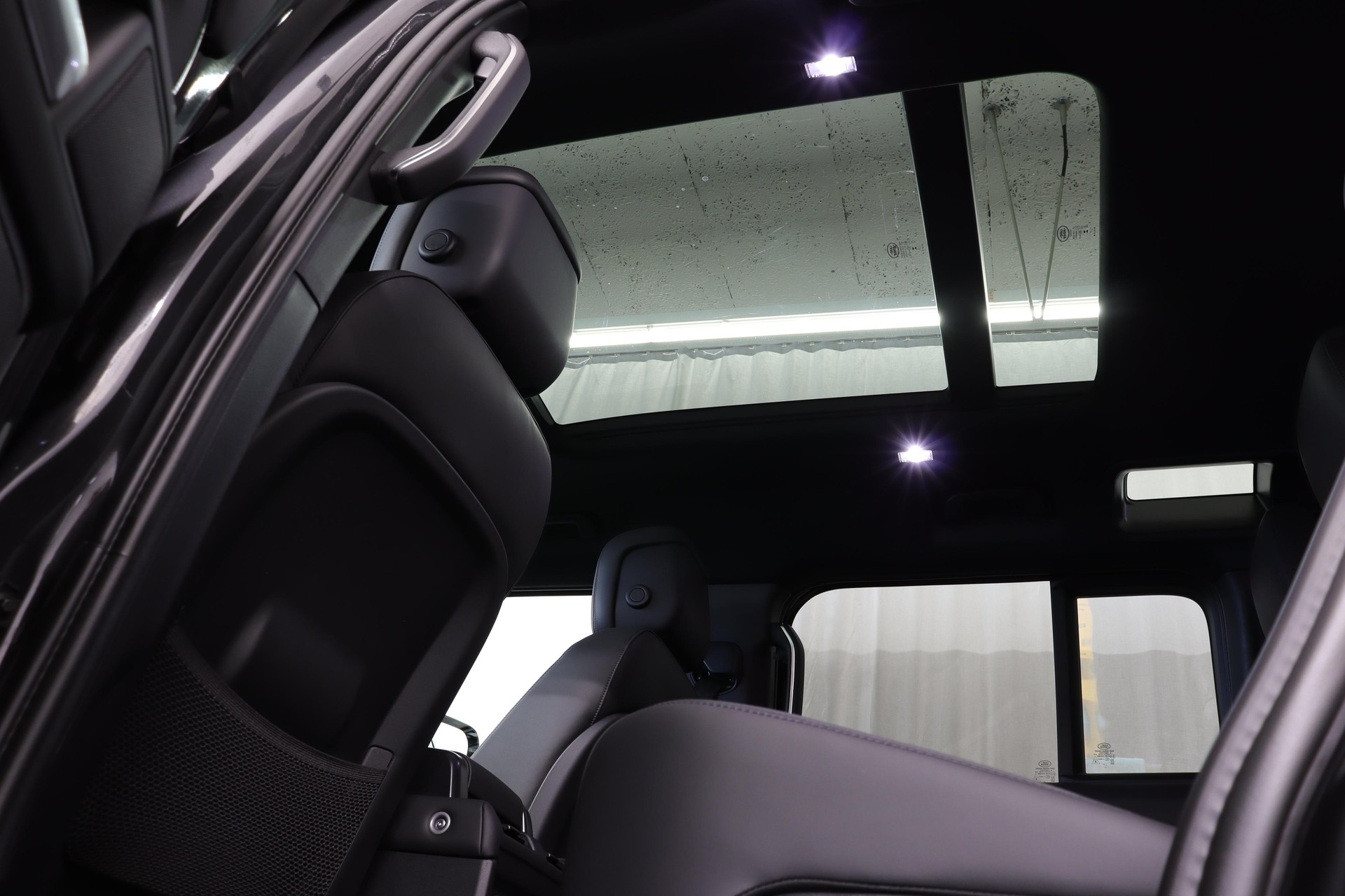 LAND ROVER Defender 110 3.0 D I6 300 X-Dynamic HSE-image-3