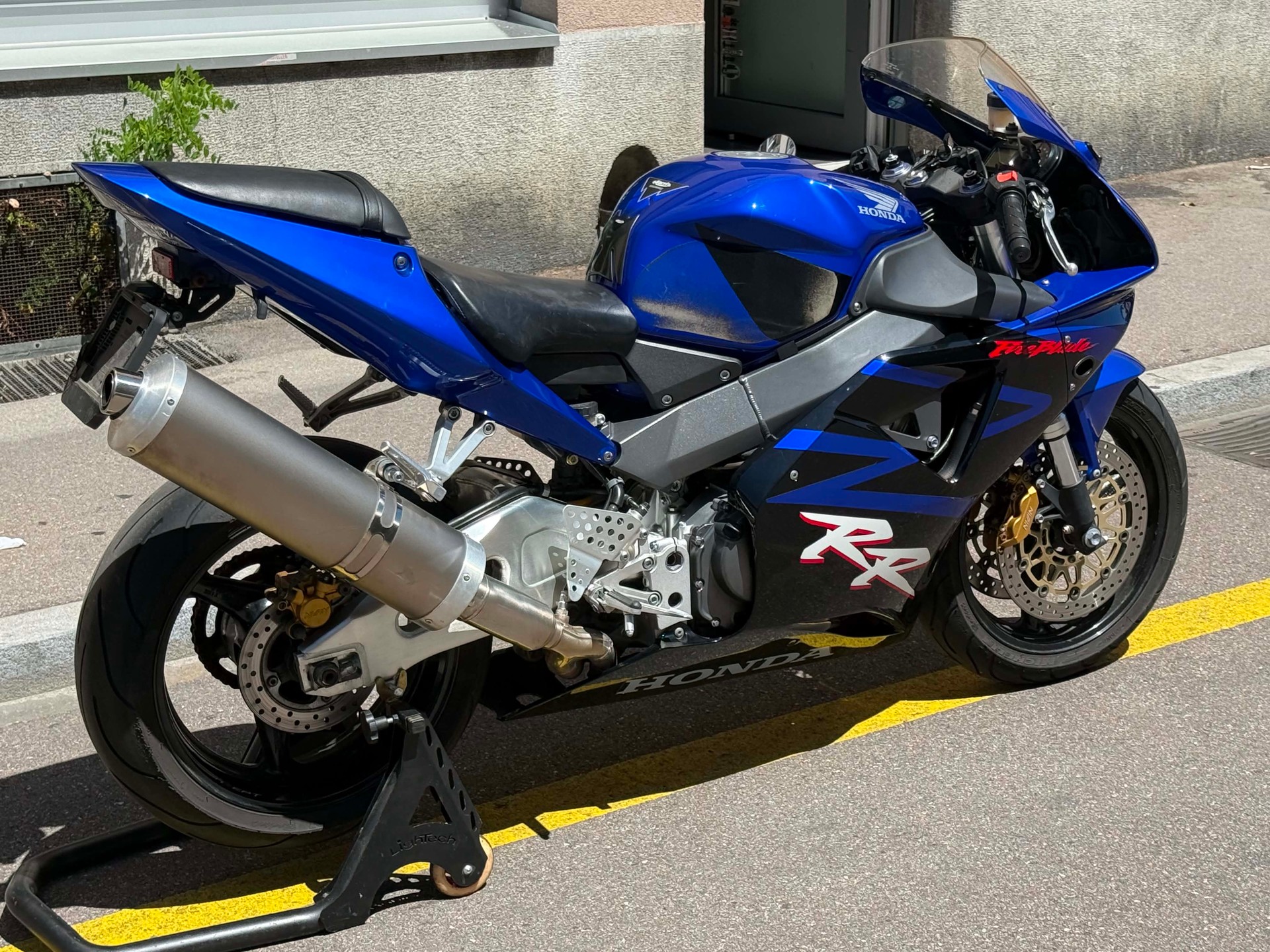 HONDA CBR 900 RR Fireblade FI-image-1