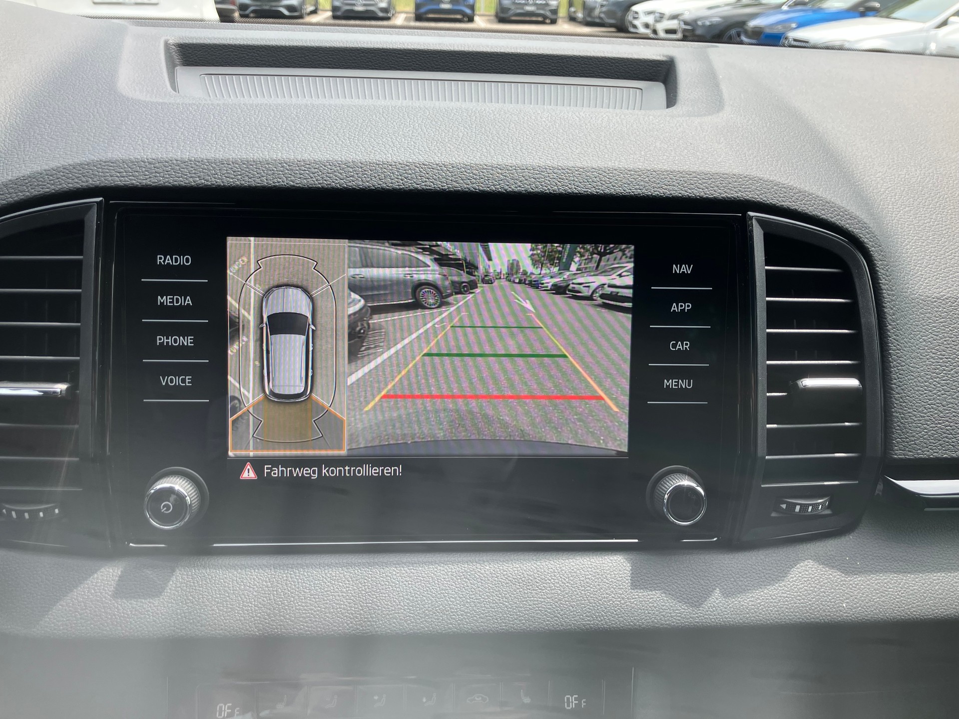 SKODA Karoq 2.0 TSI SportLine 4x4 DSG-image-11