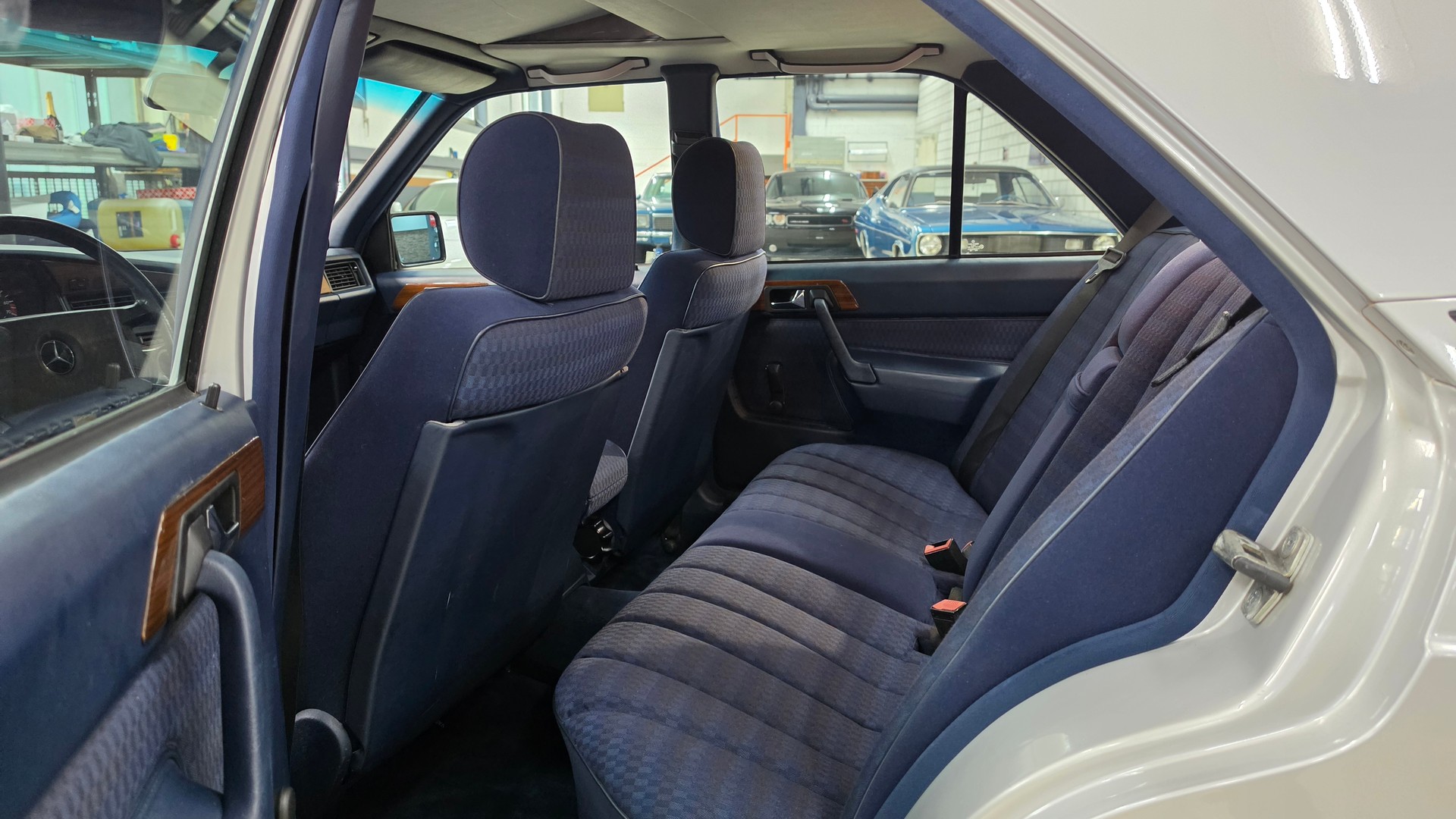 MERCEDES-BENZ 190 E 2.6 Handschalter-image-24