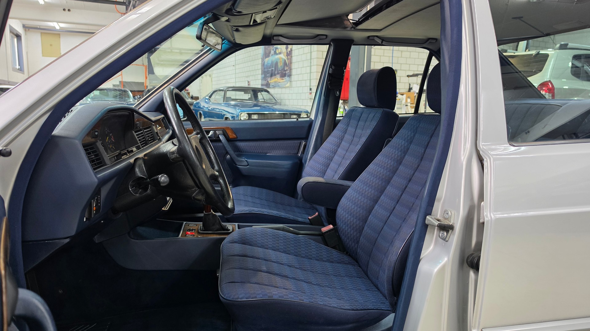 MERCEDES-BENZ 190 E 2.6 Handschalter-image-21