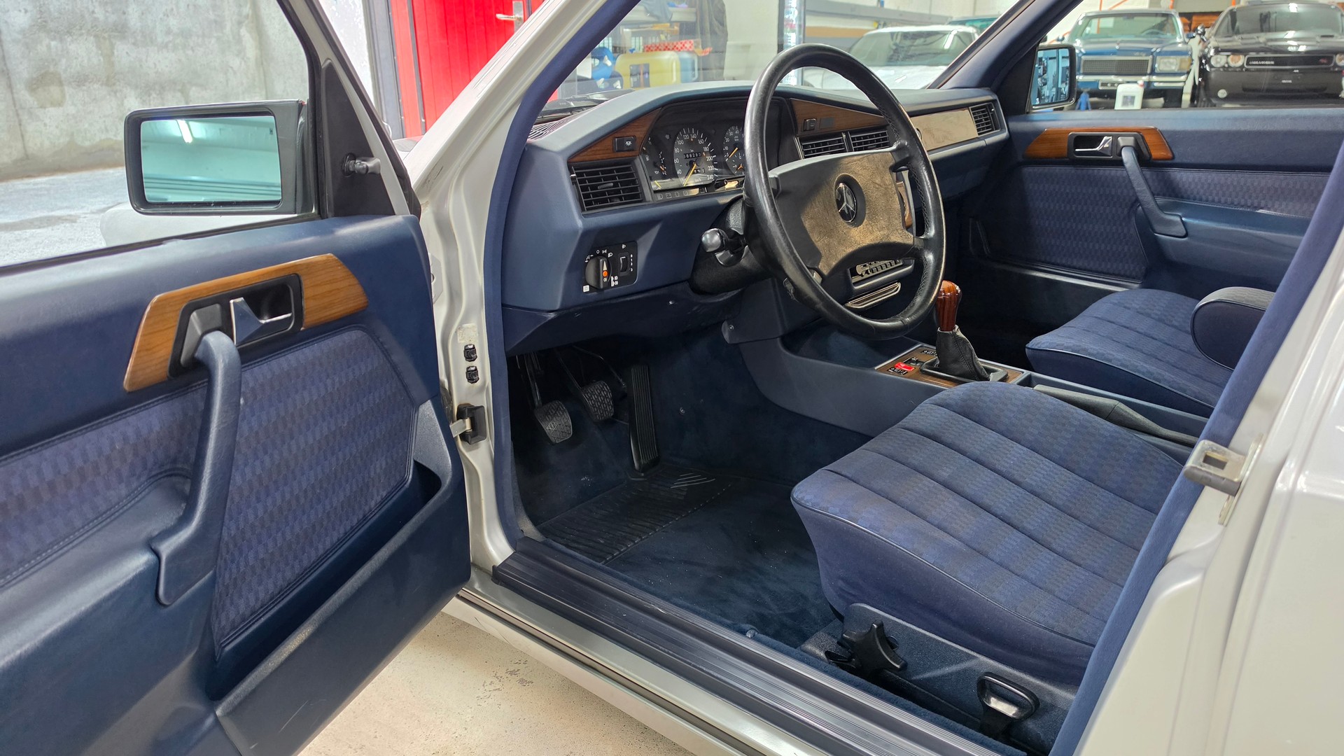 MERCEDES-BENZ 190 E 2.6 Handschalter-image-22