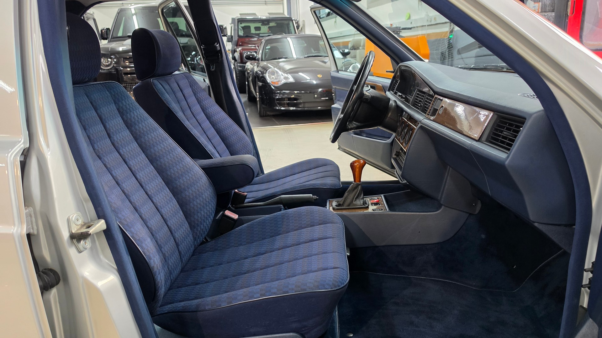 MERCEDES-BENZ 190 E 2.6 Handschalter-image-28