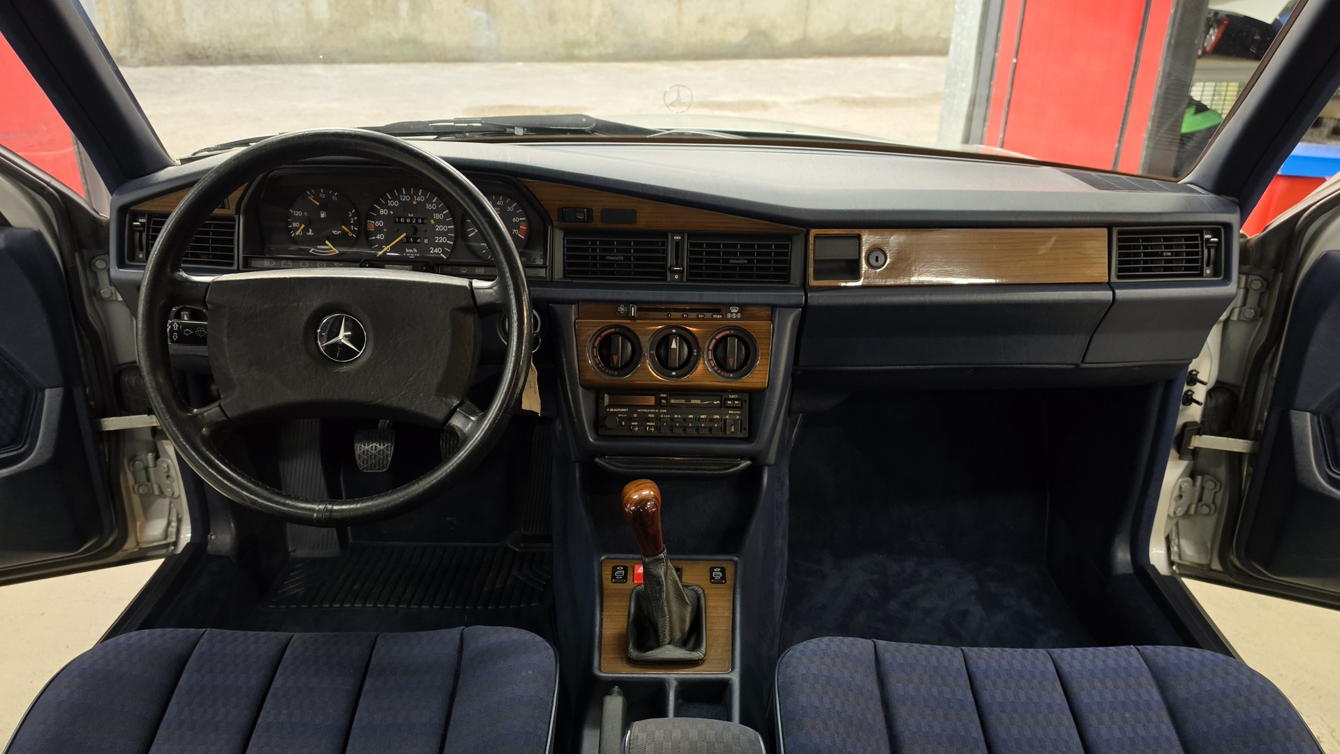 MERCEDES-BENZ 190 E 2.6 Handschalter-image-25