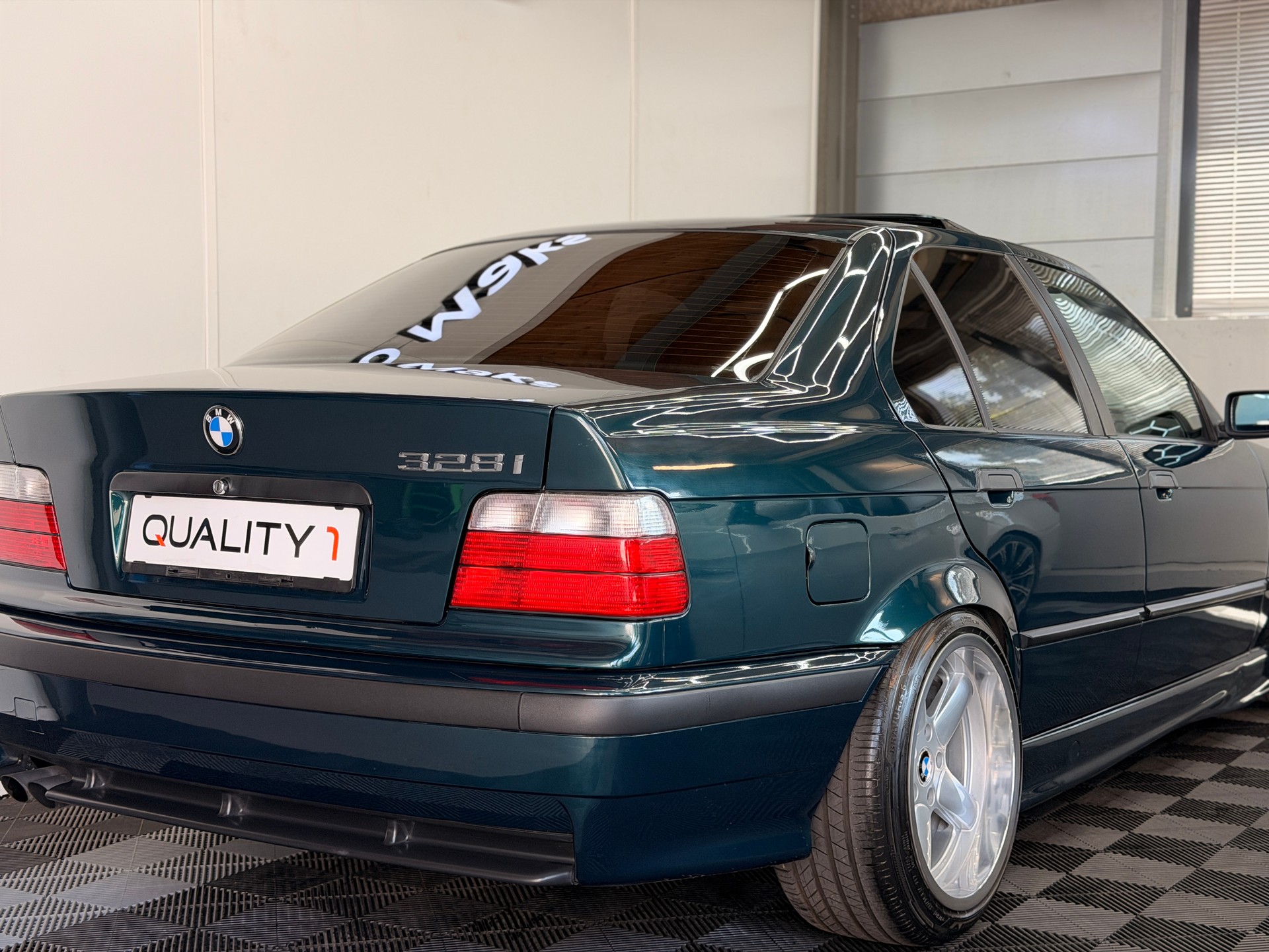 BMW 328i-showroom-element-2