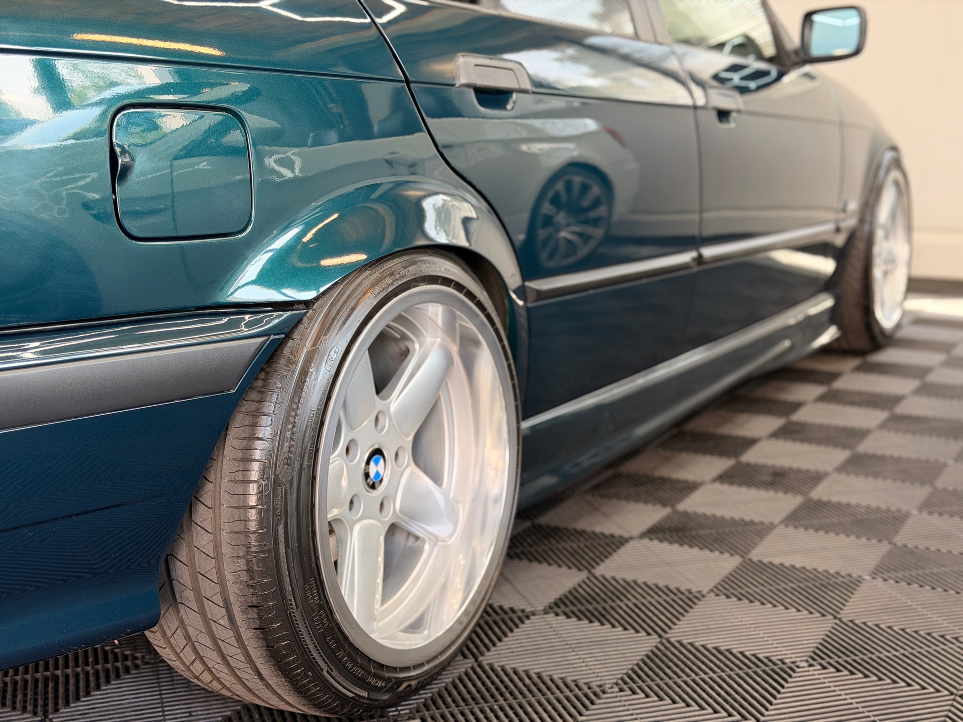 BMW 328i-showroom-element-3