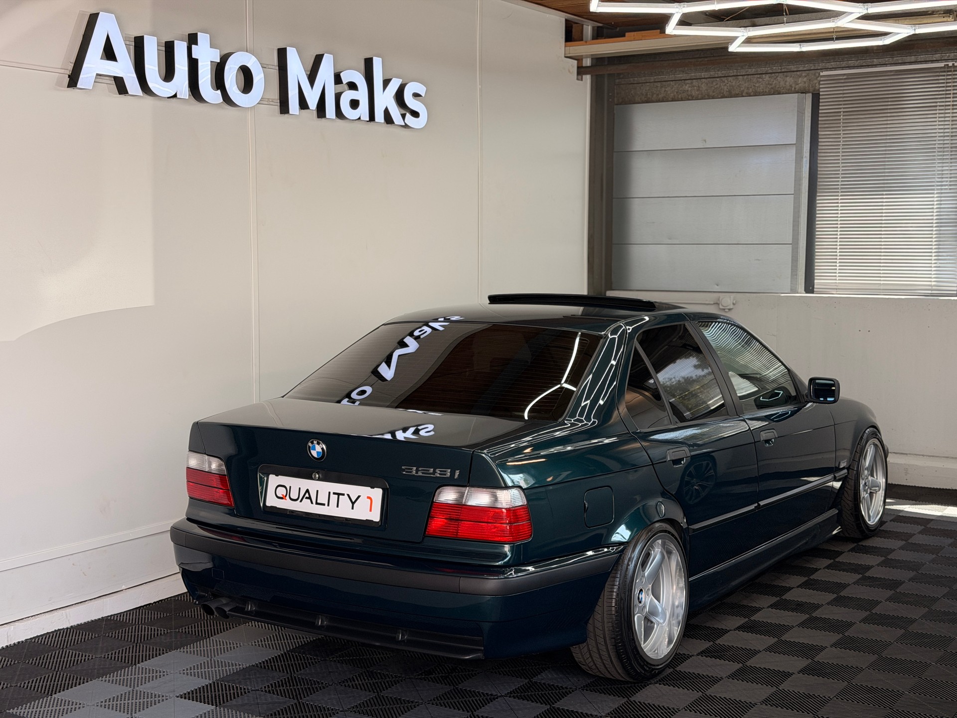 BMW 328i-showroom-element-1
