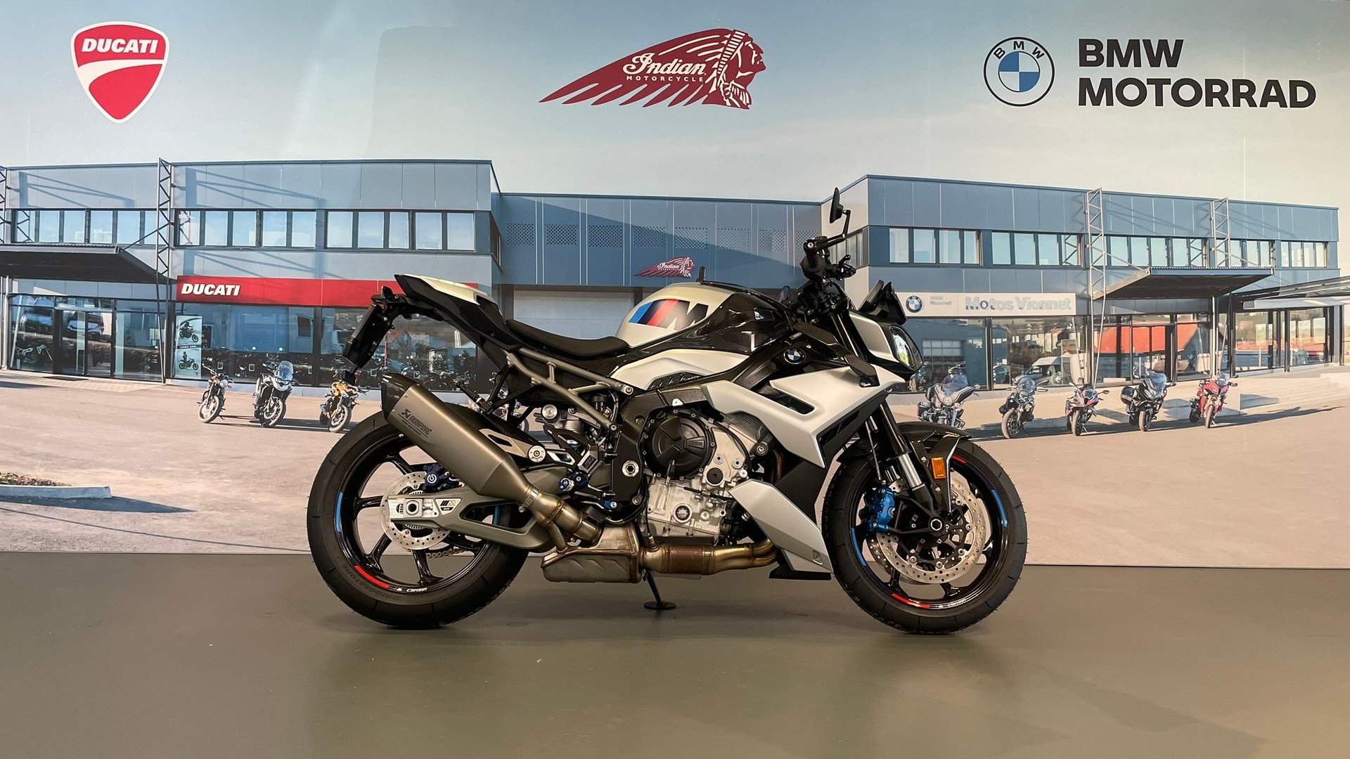 BMW M 1000 R-showroom-element-2