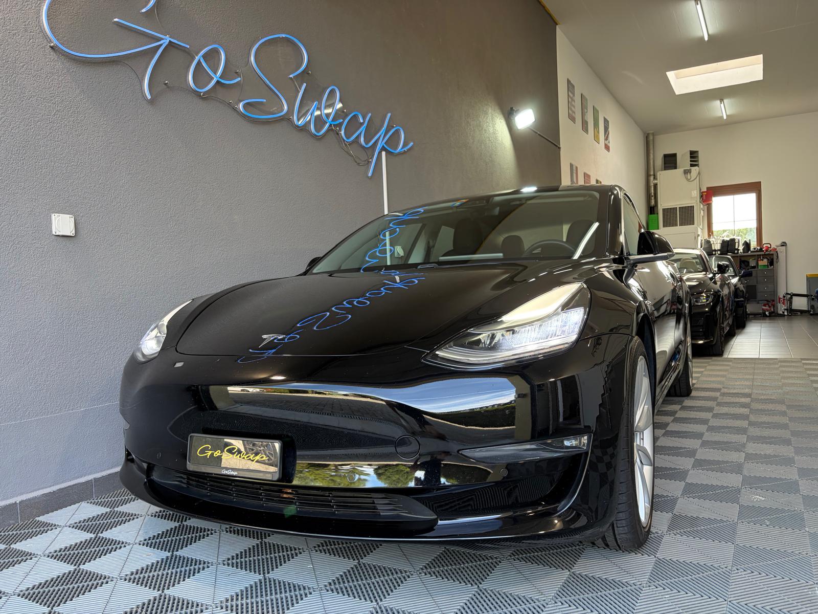 TESLA Model 3 Long Range Dual Motor AWD-showroom-element-1