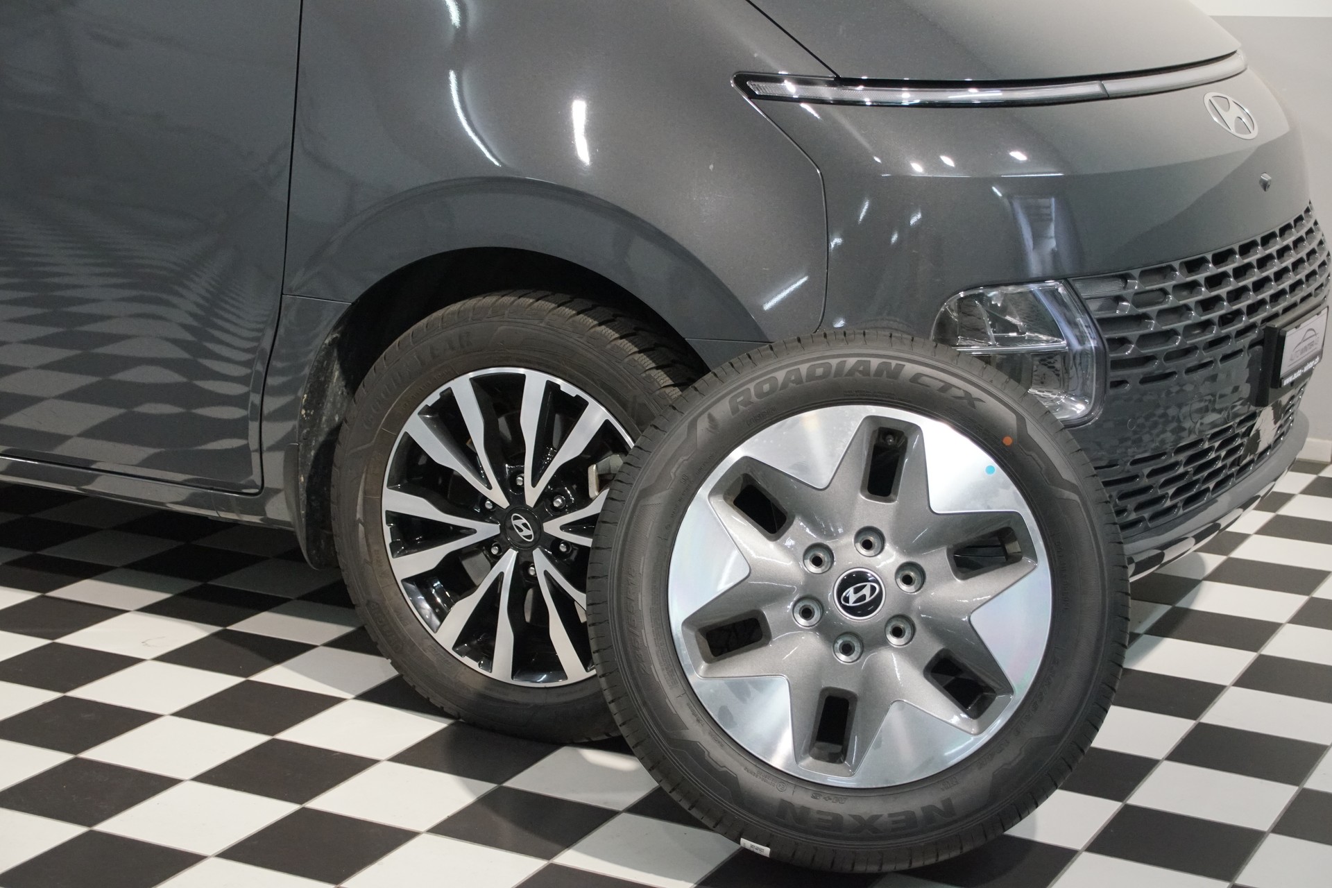 HYUNDAI Staria Premium 1.6 T-GDi HEV Vertex A *swiss*-showroom-element-3