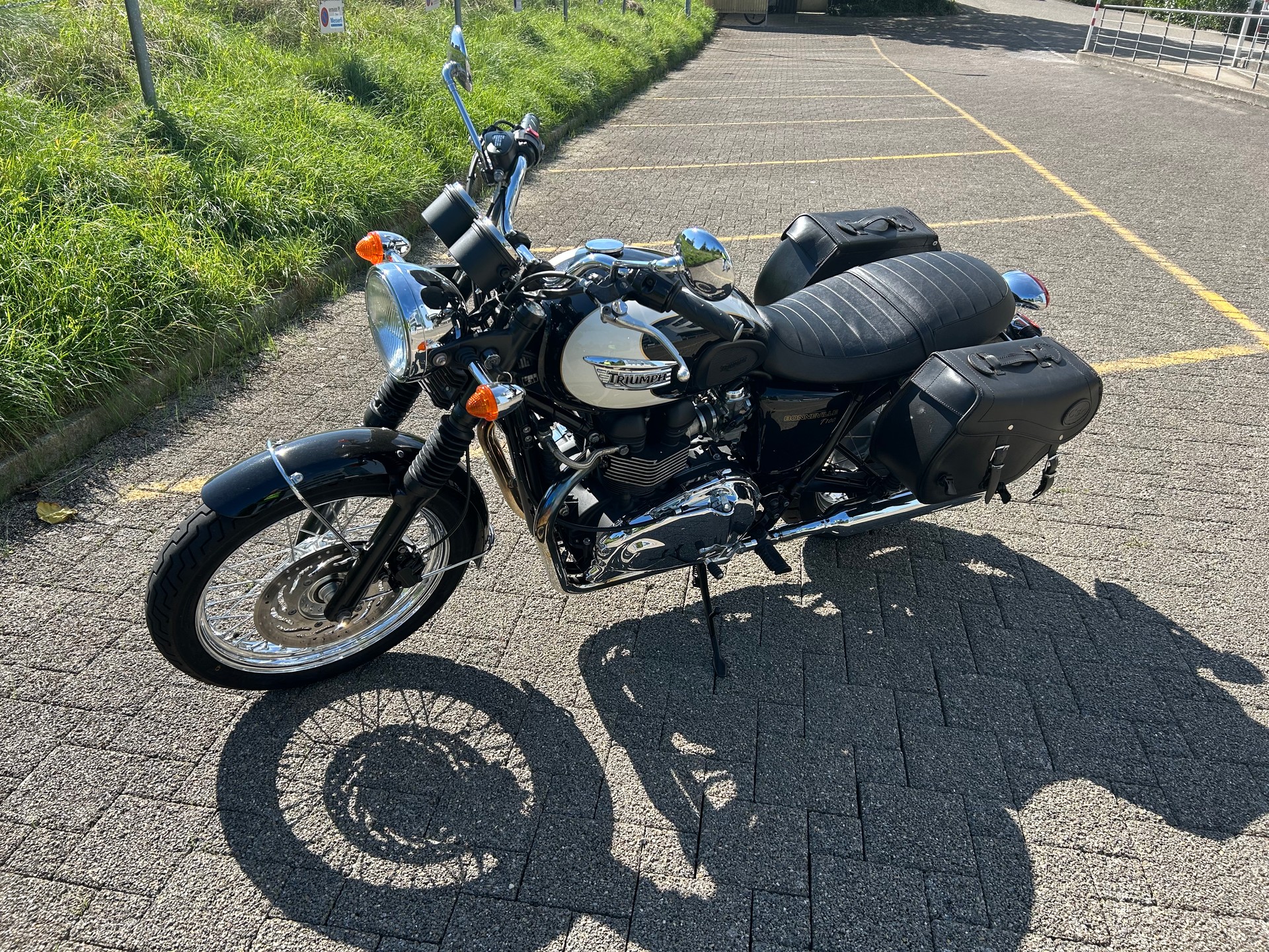 TRIUMPH Bonneville 900 i T 100-image-0