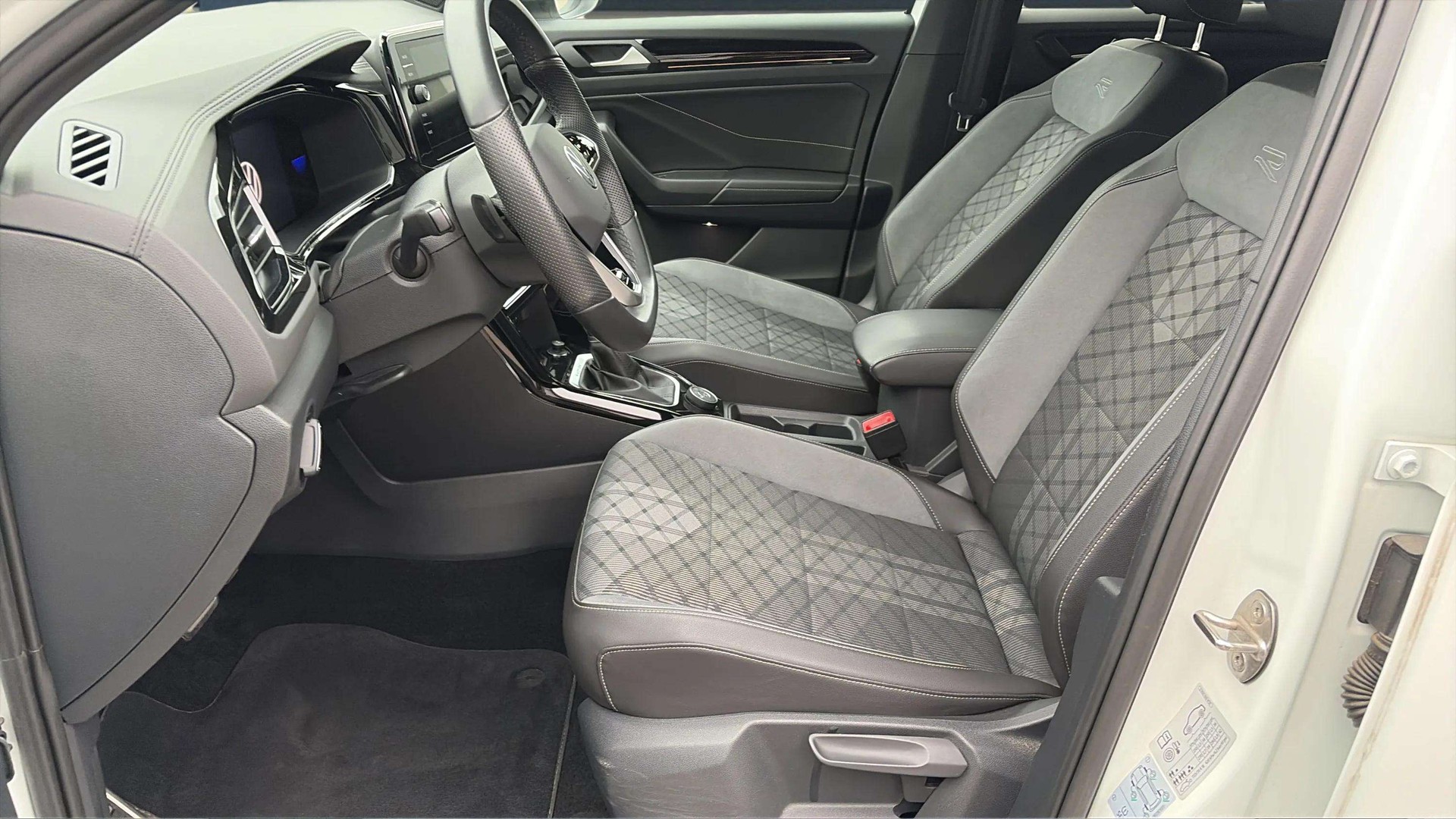 VW T-Roc 2.0 TSI R-Line DSG 4Motion Black Style mit AHK & Rückfahrkamera-image-10