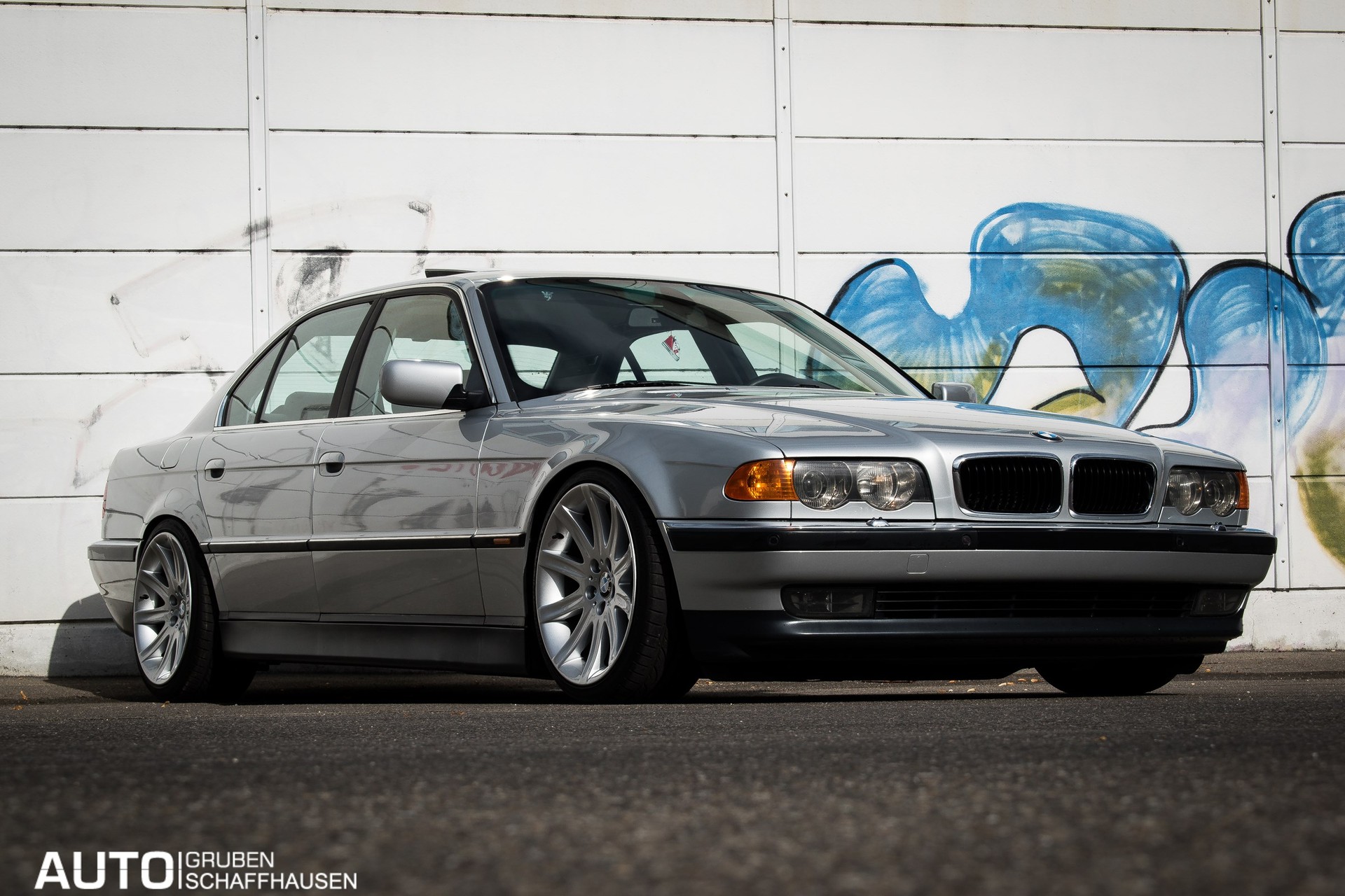 BMW 740i-showroom-element-1