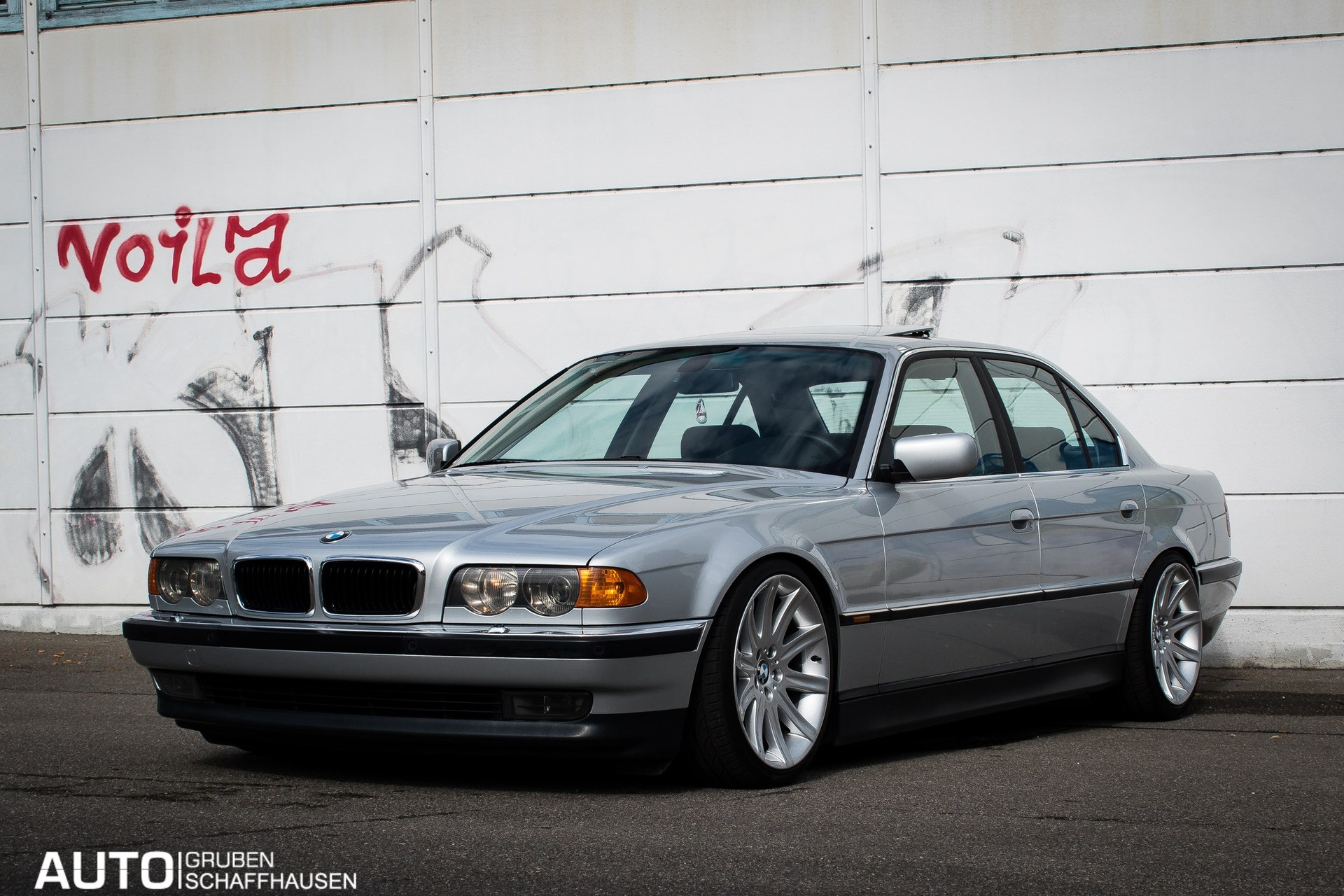 BMW 740i-showroom-element-3
