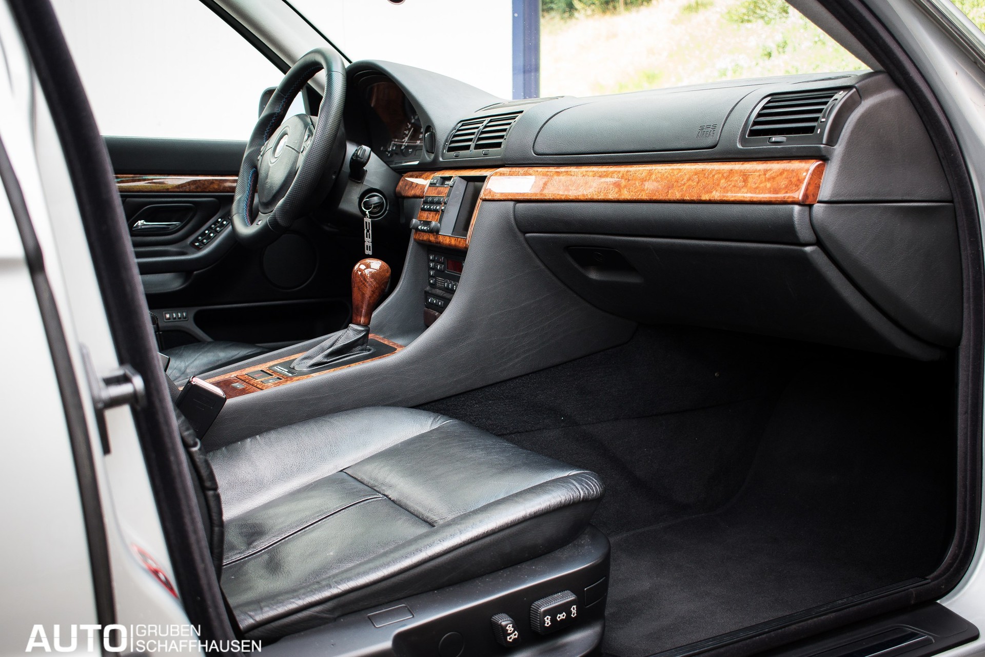 BMW 740i-image-6