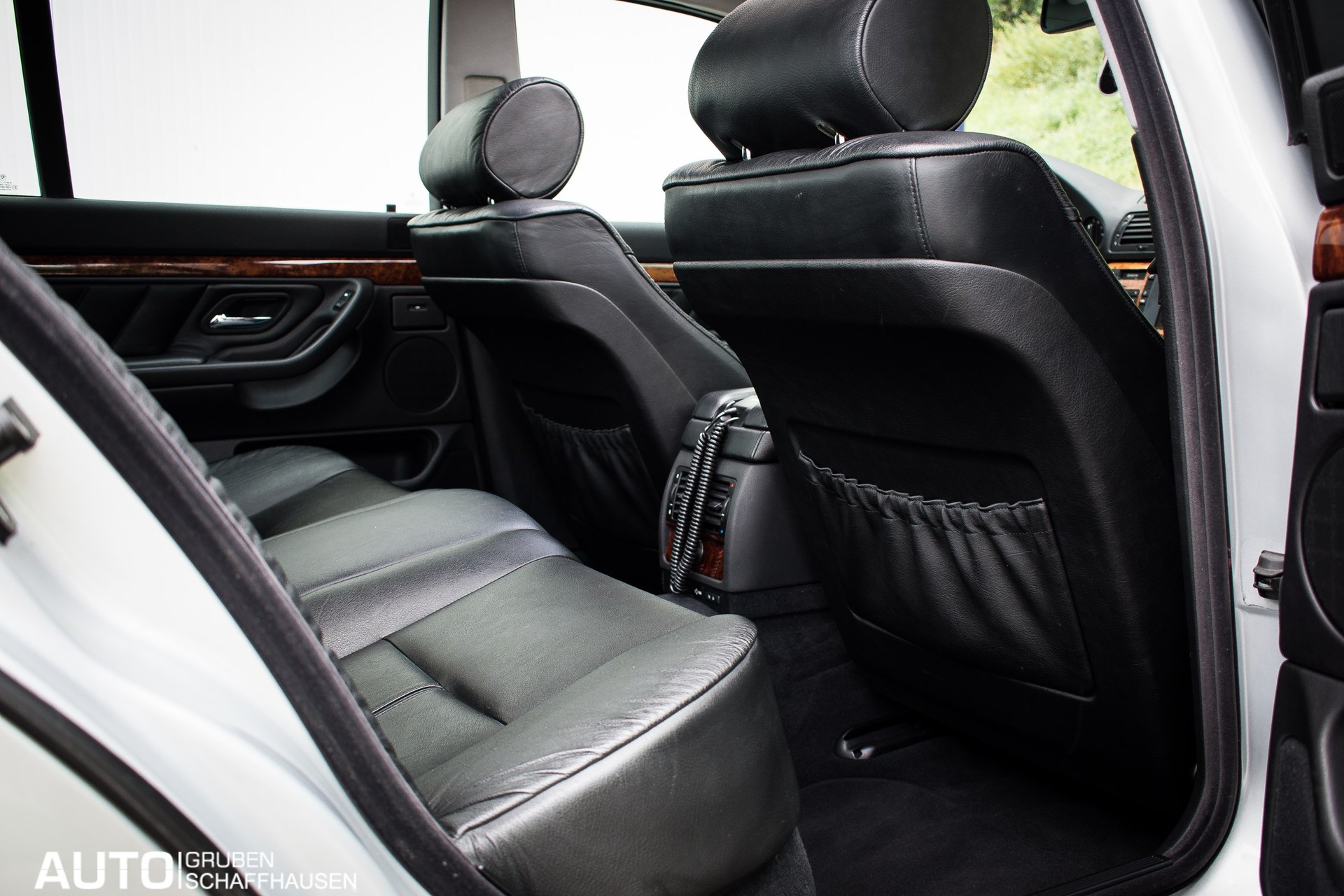 BMW 740i-image-9