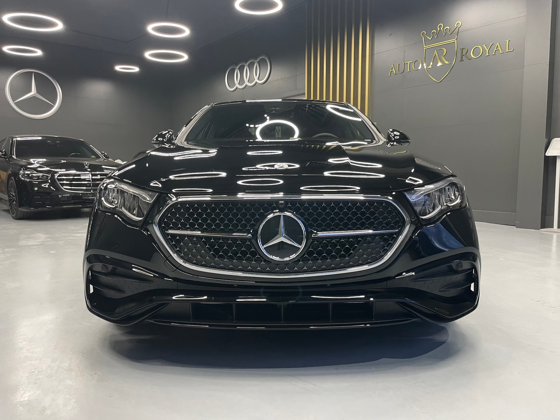 MERCEDES-BENZ E 220 d AMG Line 9G-Tronic-showroom-element-1