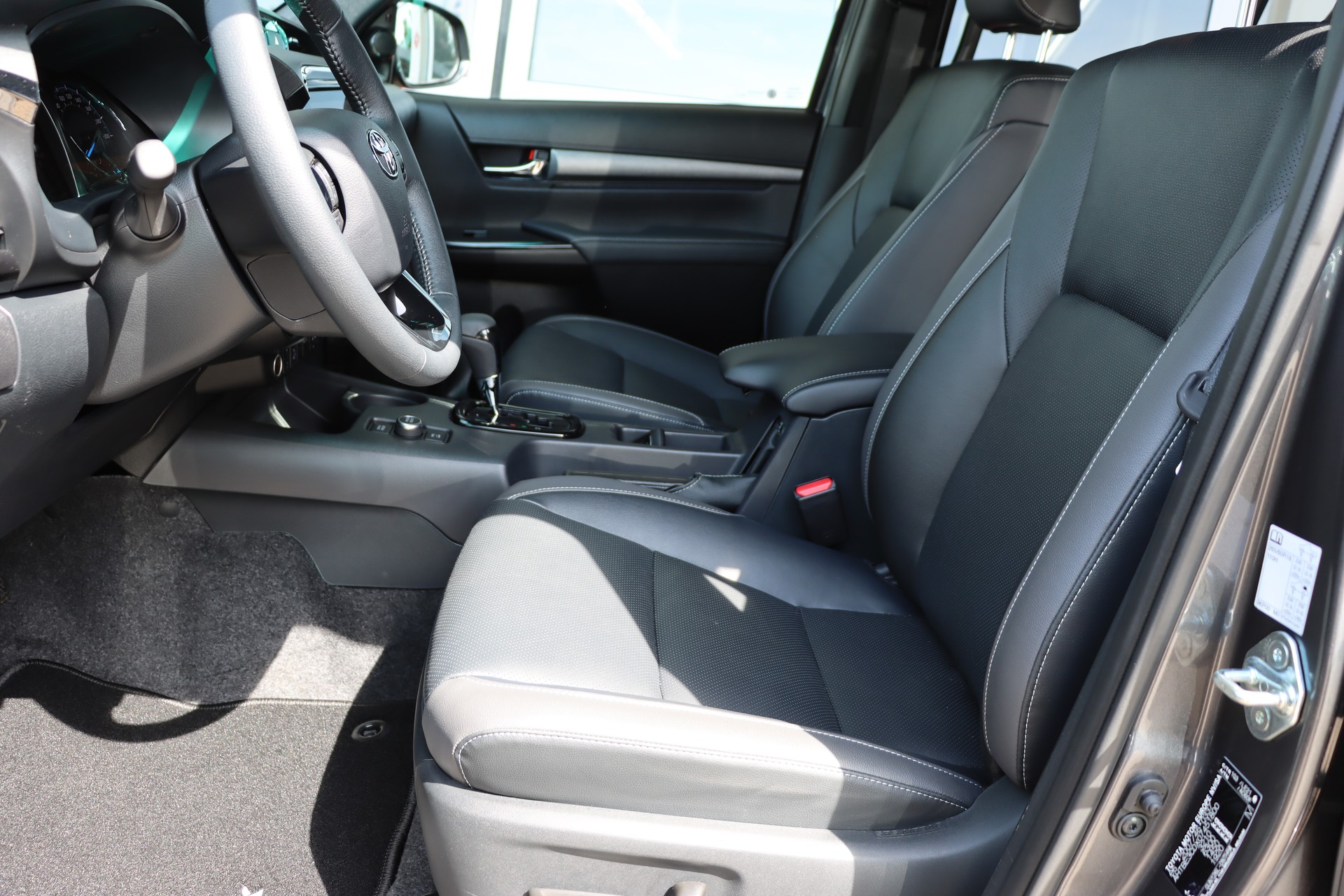 TOYOTA Hilux 2.8d MHEV Invincible Double Cab 4x4-image-23