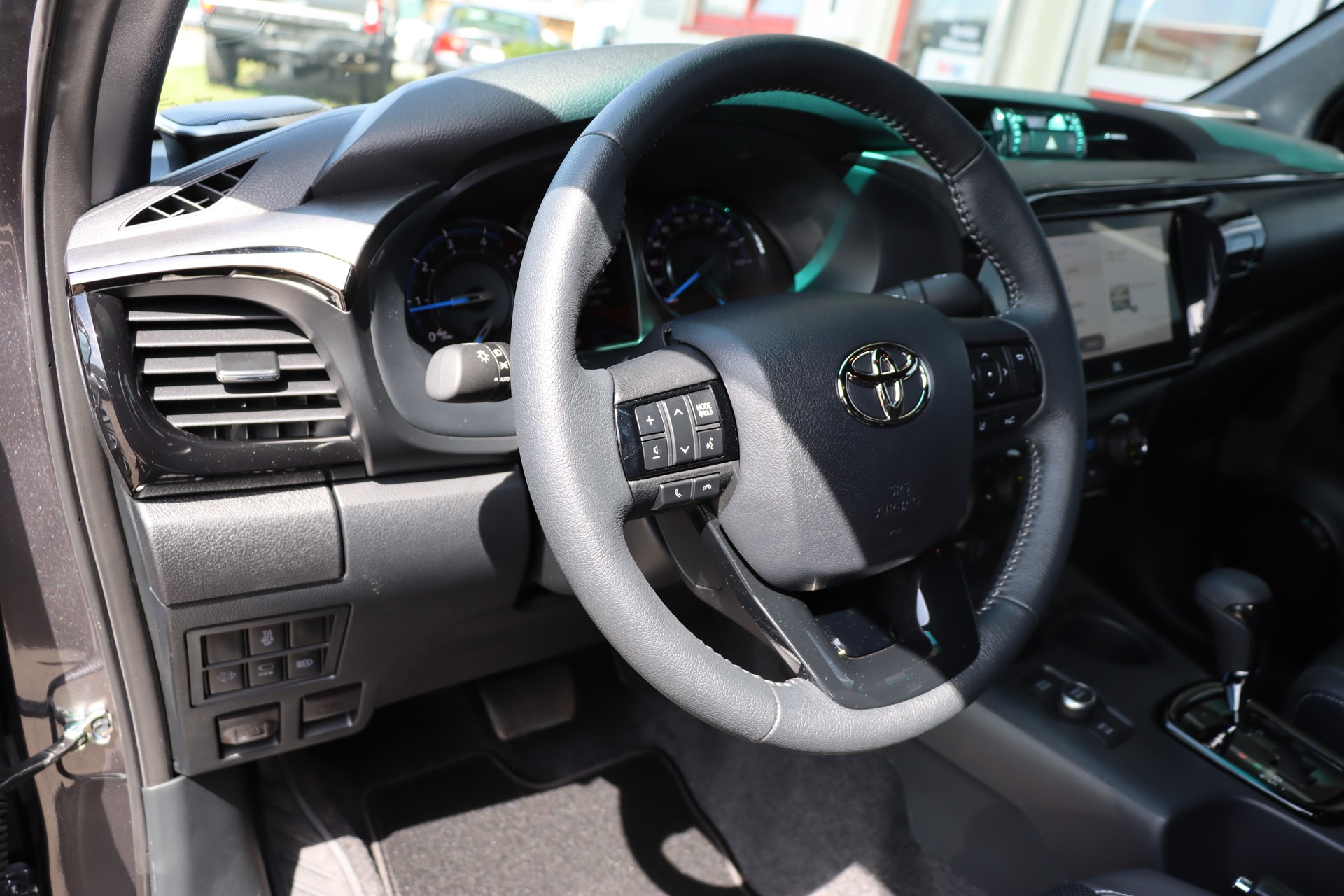 TOYOTA Hilux 2.8d MHEV Invincible Double Cab 4x4-image-14