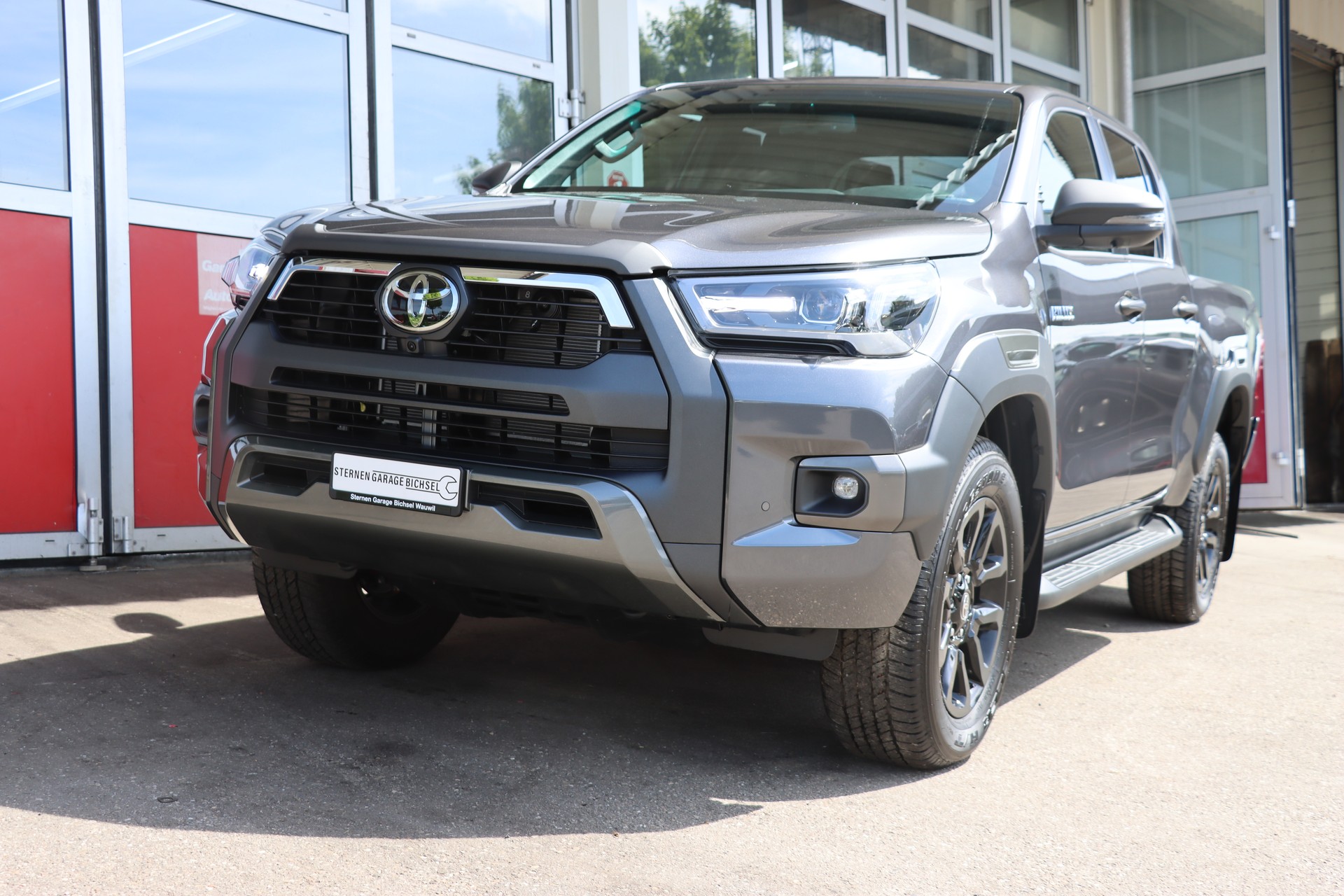 TOYOTA Hilux 2.8d MHEV Invincible Double Cab 4x4-showroom-element-1
