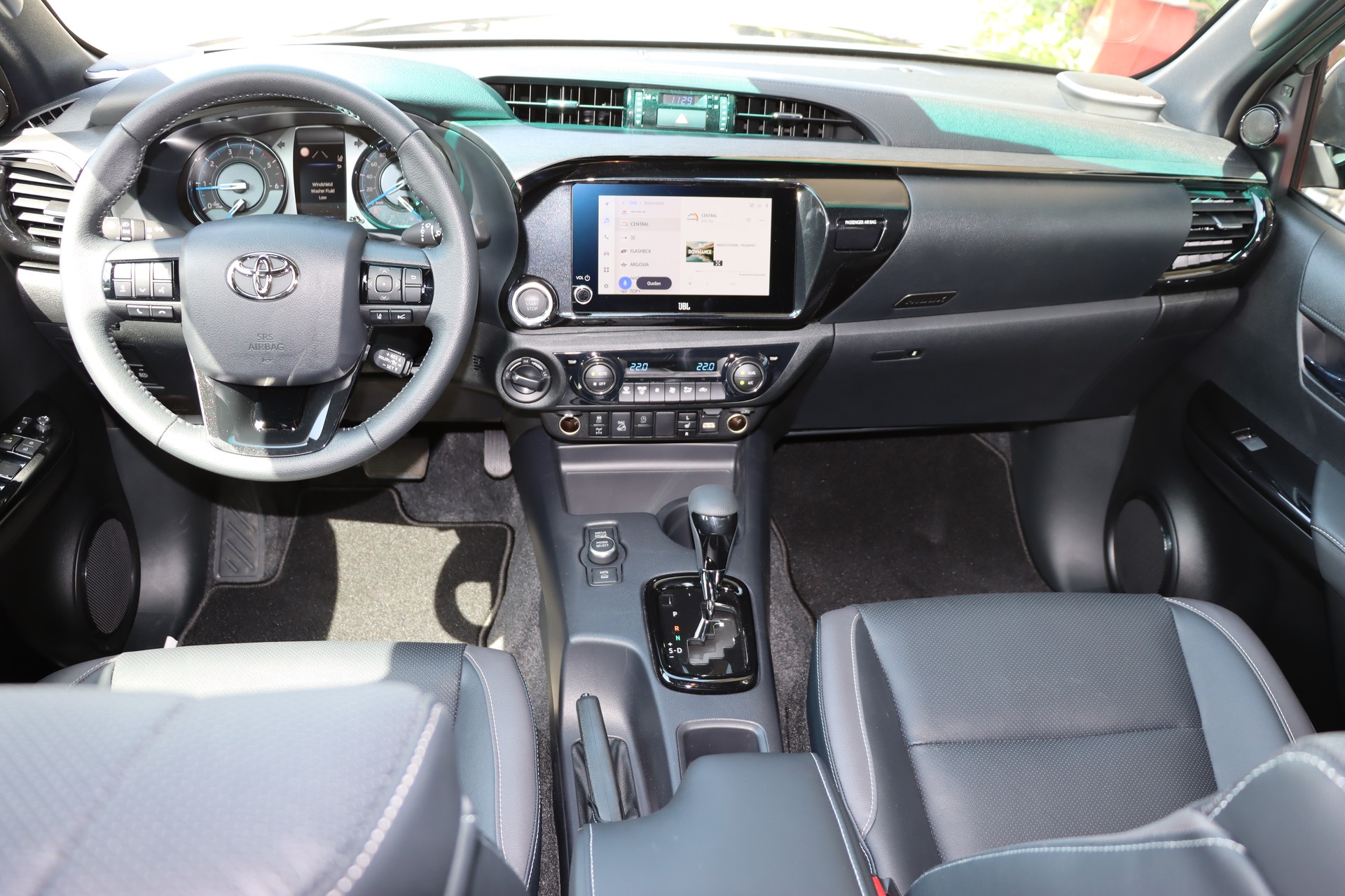 TOYOTA Hilux 2.8d MHEV Invincible Double Cab 4x4-image-11