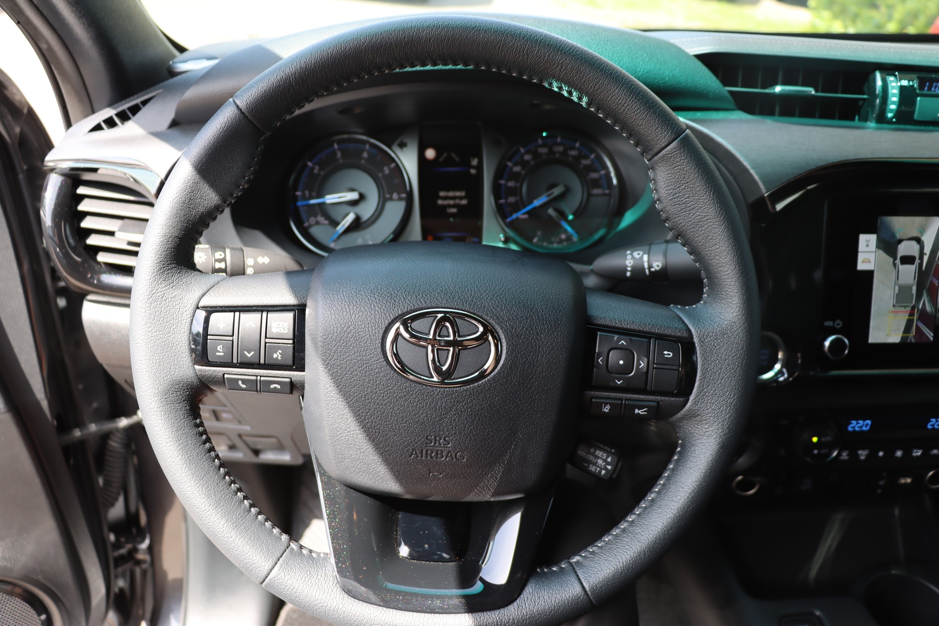 TOYOTA Hilux 2.8d MHEV Invincible Double Cab 4x4-image-20