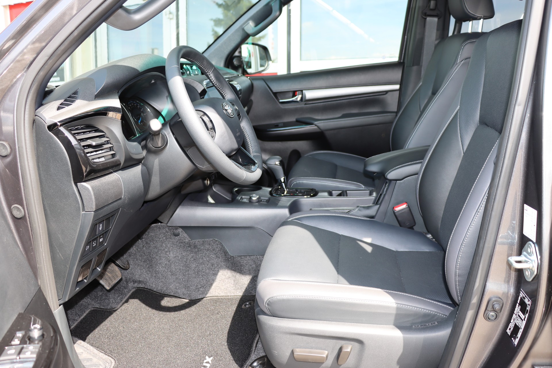 TOYOTA Hilux 2.8d MHEV Invincible Double Cab 4x4-image-12