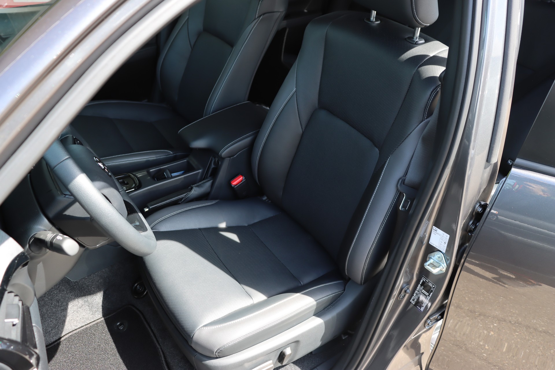 TOYOTA Hilux 2.8d MHEV Invincible Double Cab 4x4-image-13