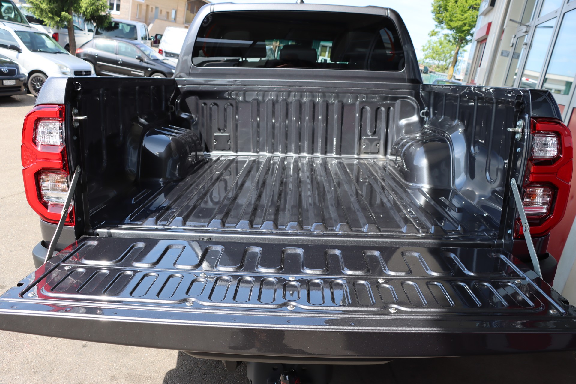 TOYOTA Hilux 2.8d MHEV Invincible Double Cab 4x4-image-10