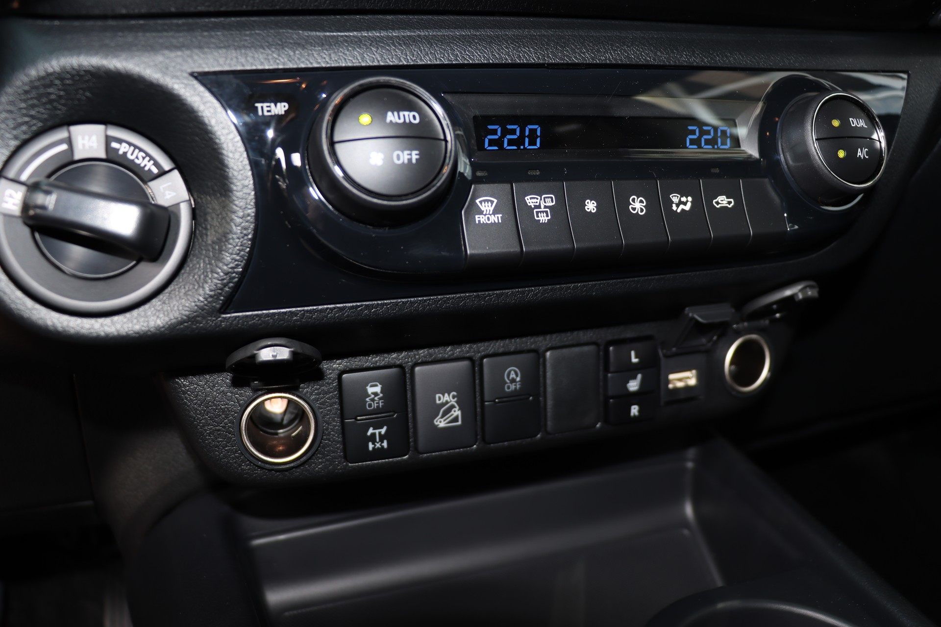 TOYOTA Hilux 2.8d MHEV Invincible Double Cab 4x4-image-18