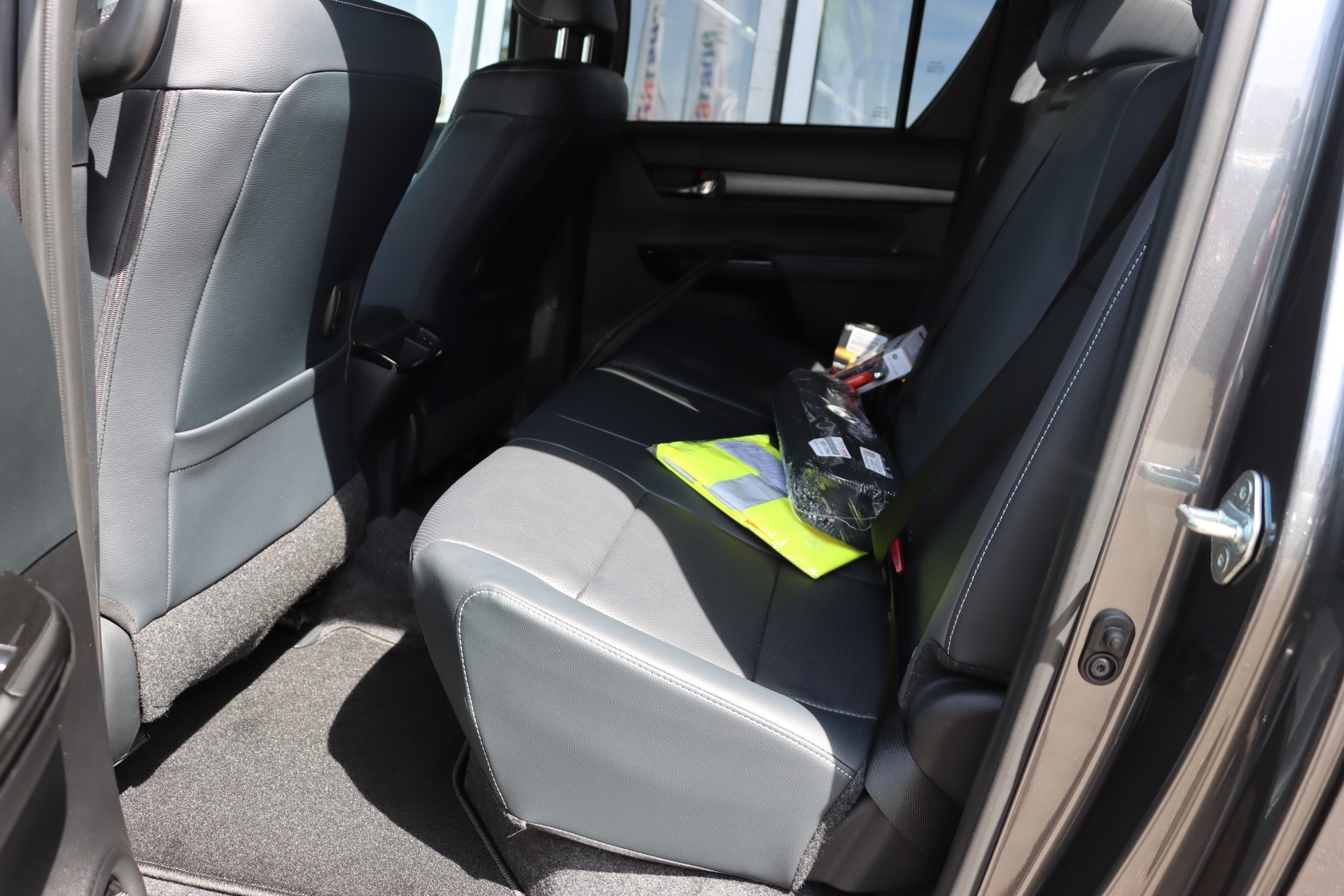 TOYOTA Hilux 2.8d MHEV Invincible Double Cab 4x4-image-24