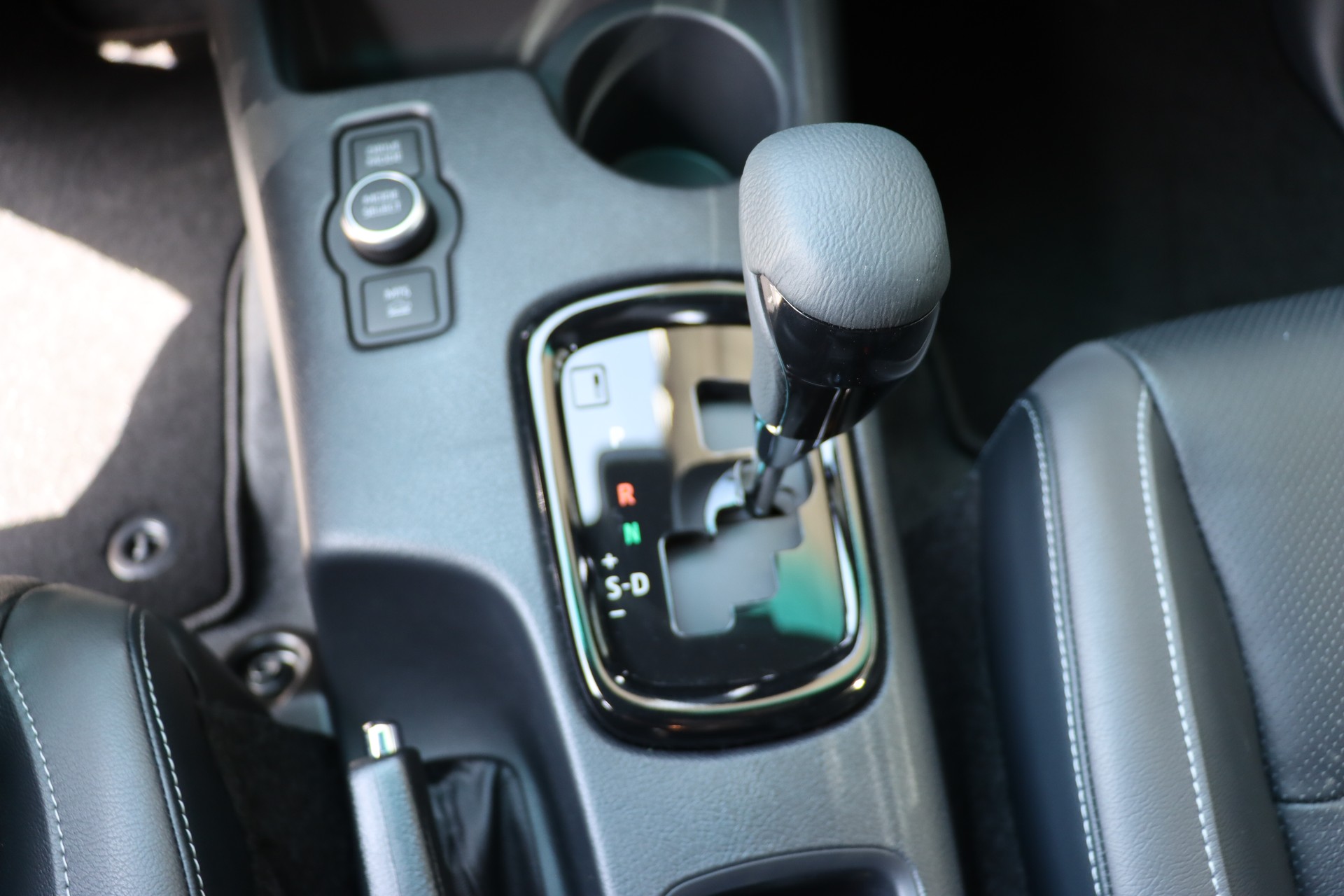 TOYOTA Hilux 2.8d MHEV Invincible Double Cab 4x4-image-19