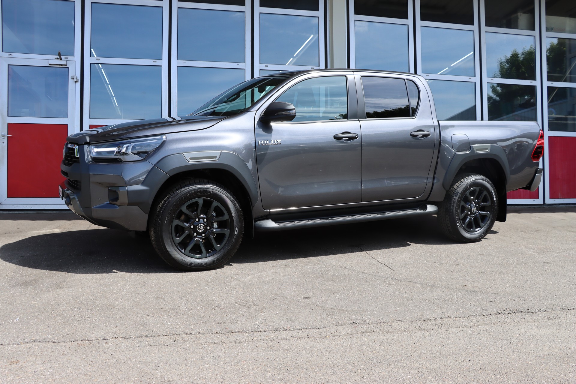 TOYOTA Hilux 2.8d MHEV Invincible Double Cab 4x4-image-4