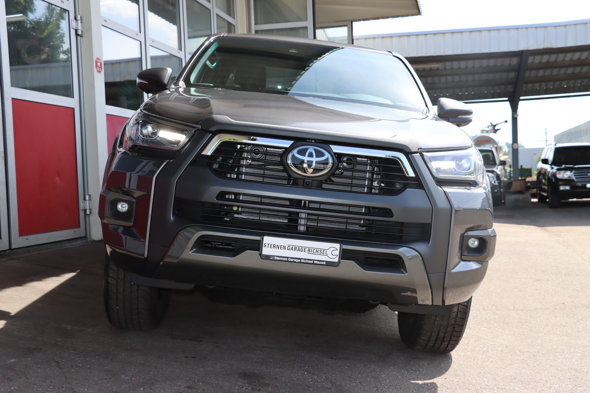 TOYOTA Hilux 2.8d MHEV Invincible Double Cab 4x4-showroom-element-2