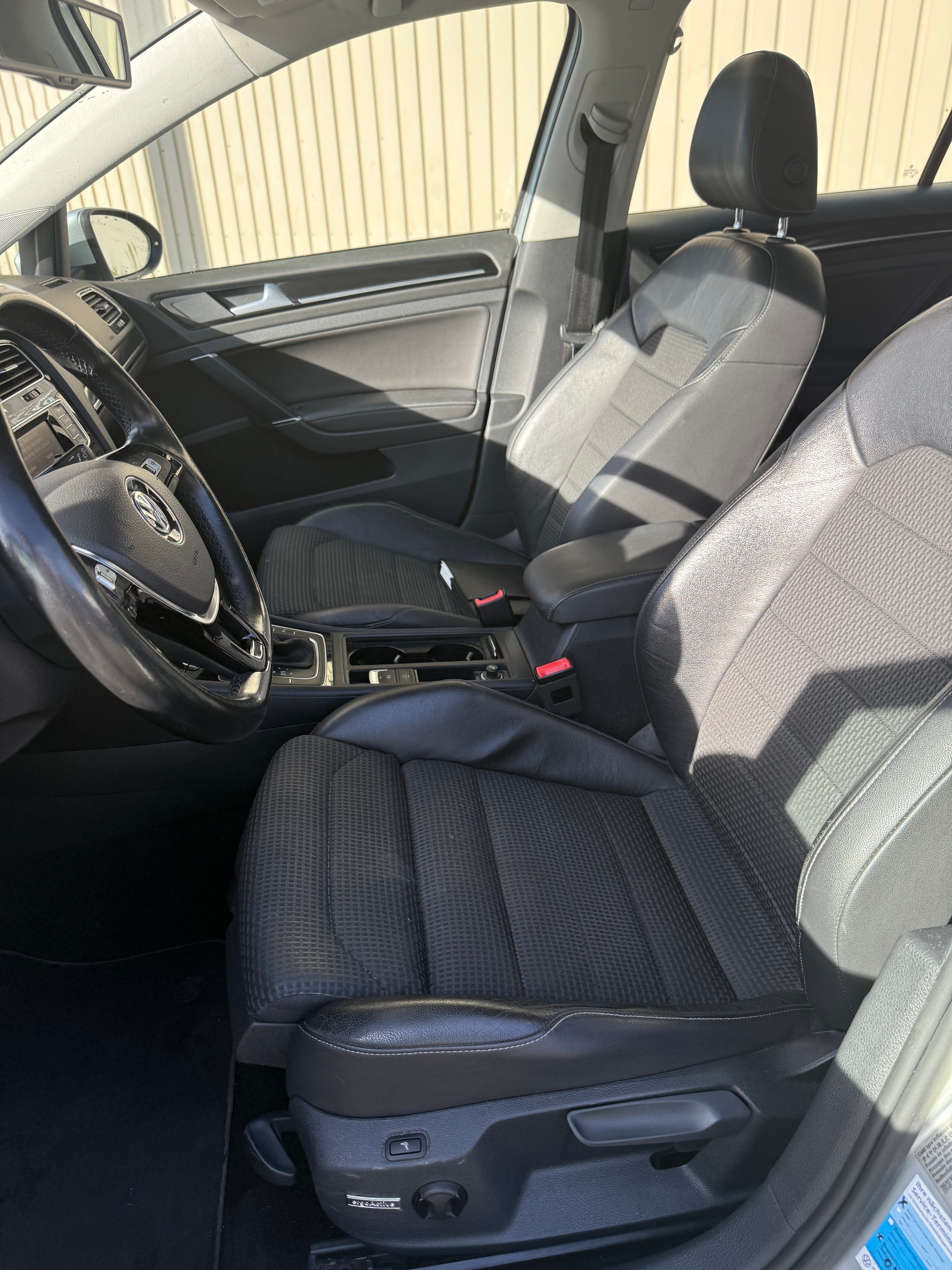 VW Golf 2.0 TDI Lounge DSG-image-12