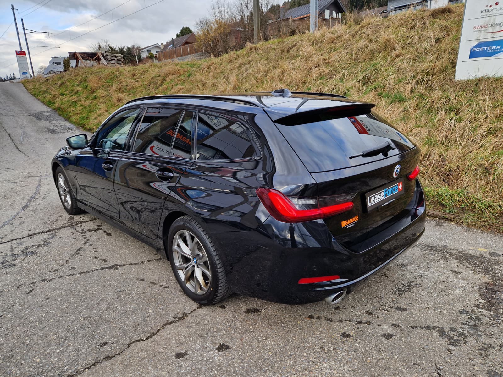 BMW 320d xDrive 48V Touring Steptronic-image-5
