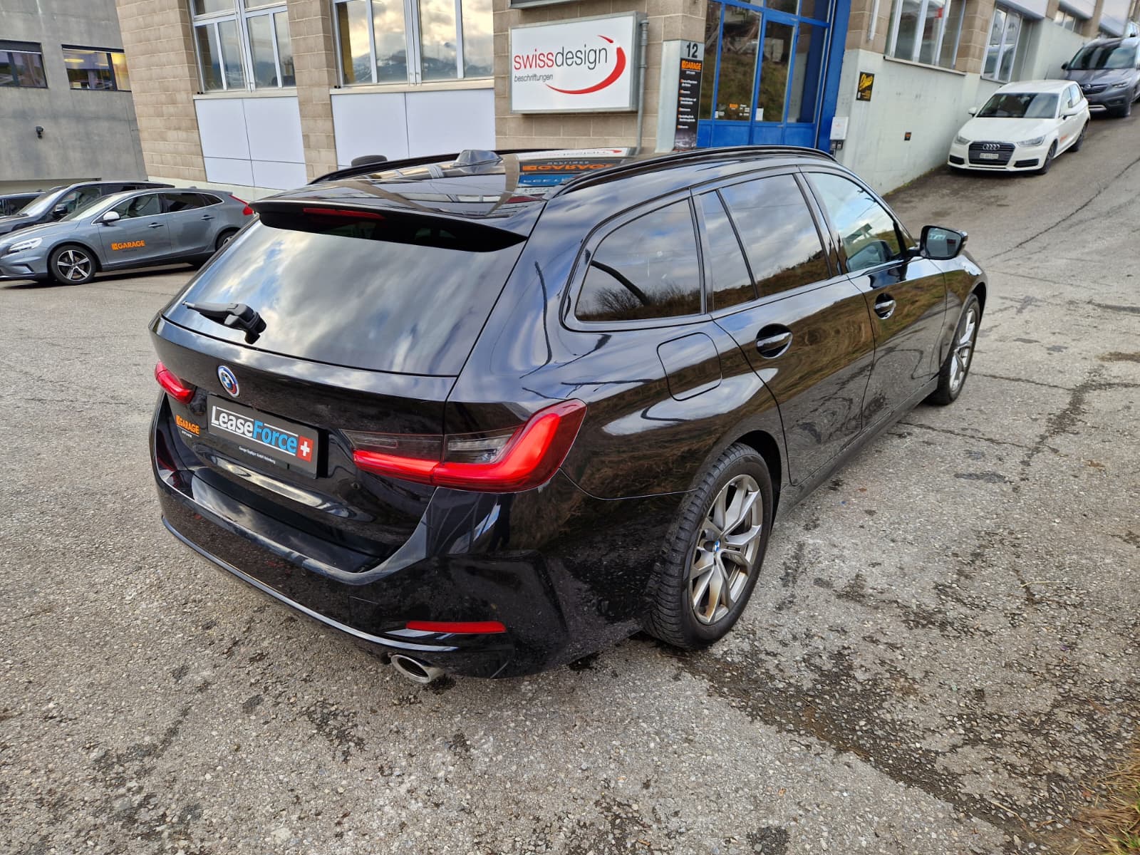 BMW 320d xDrive 48V Touring Steptronic-showroom-element-3