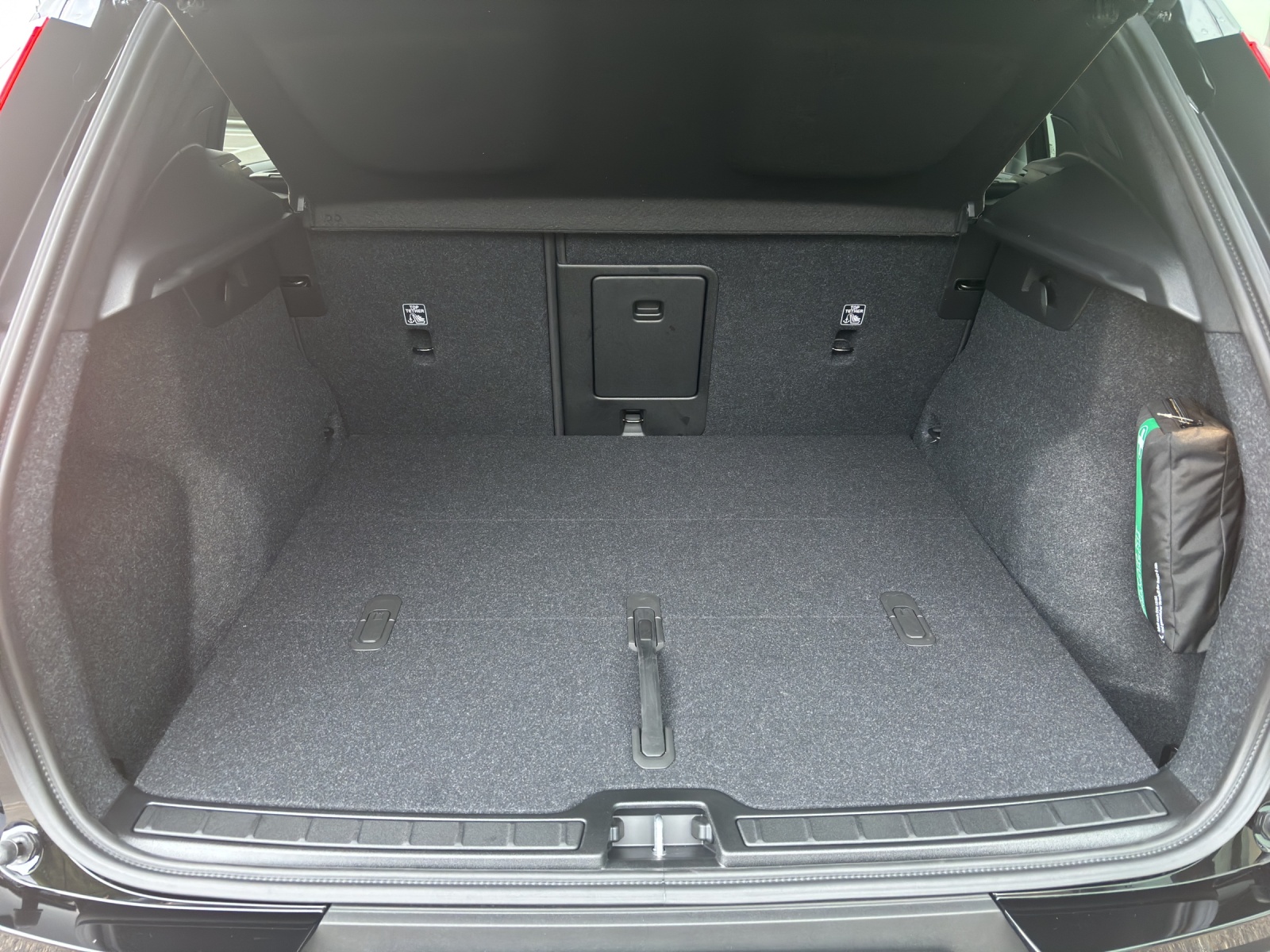 VOLVO EX40 Twin Black Edition AWD-image-12