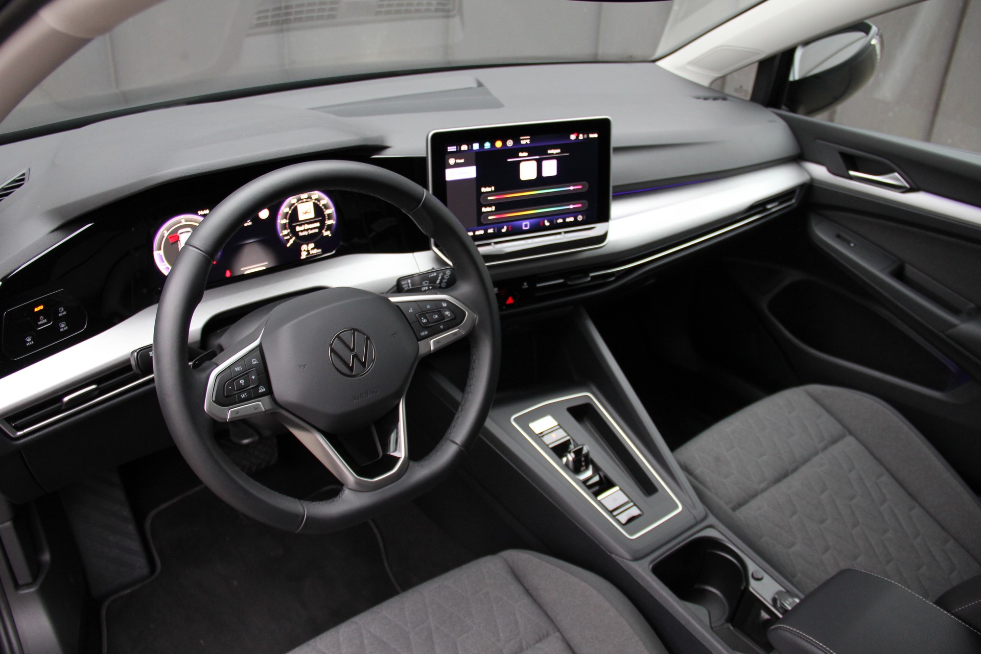 VW Golf 2.0 TDI Life DSG **FACELIFT**-image-8