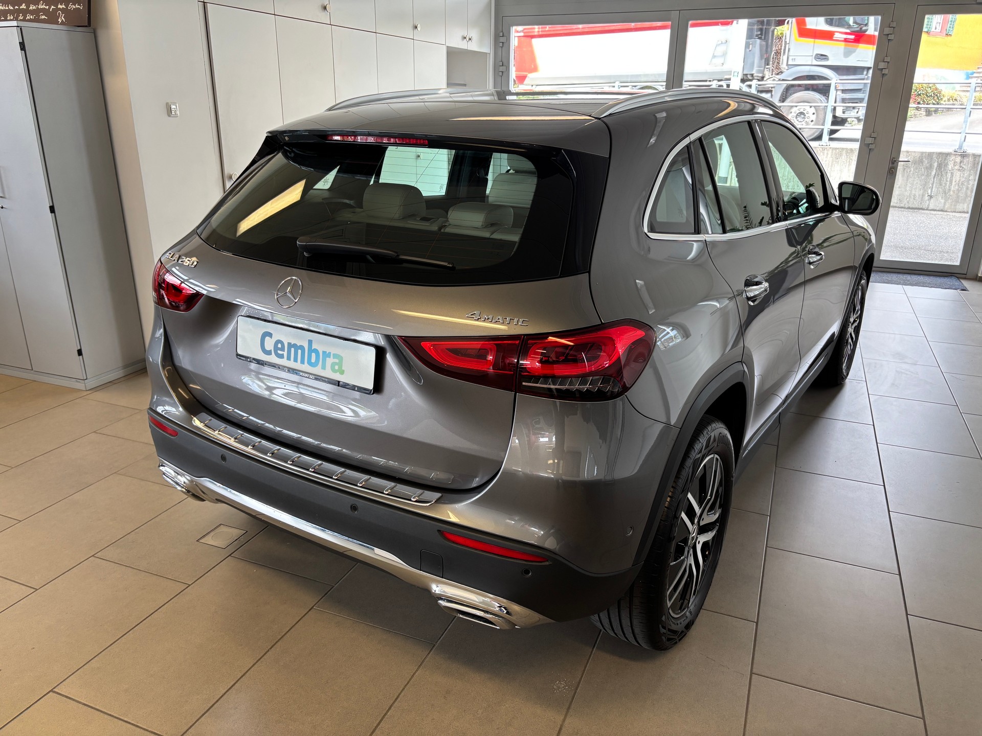 MERCEDES-BENZ GLA 250 4Matic Progressive 8G-DCT-showroom-element-2