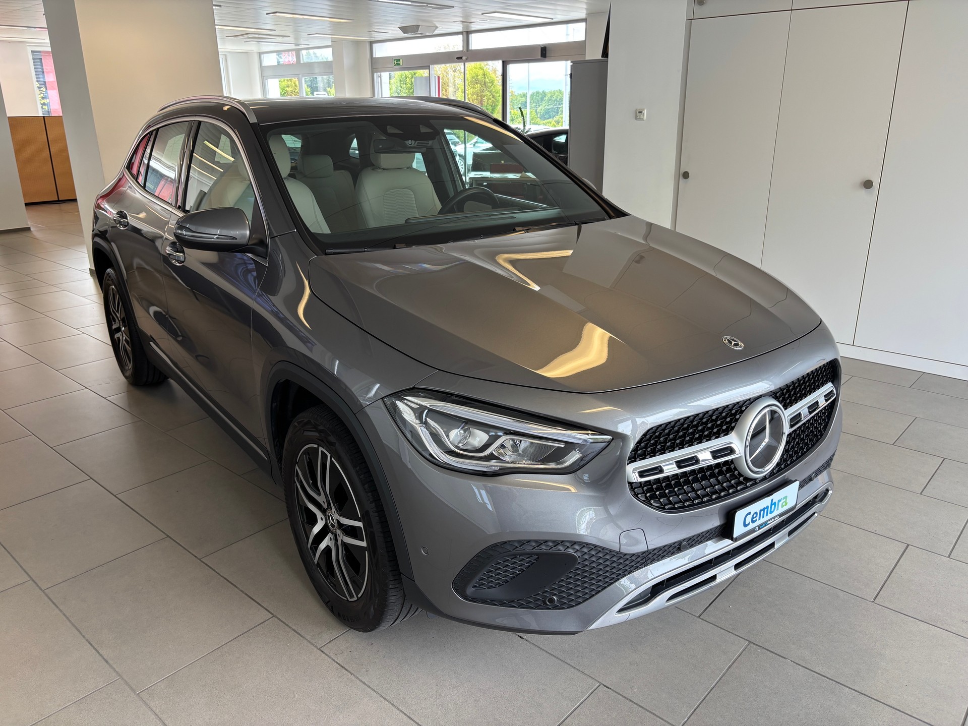 MERCEDES-BENZ GLA 250 4Matic Progressive 8G-DCT-showroom-element-1