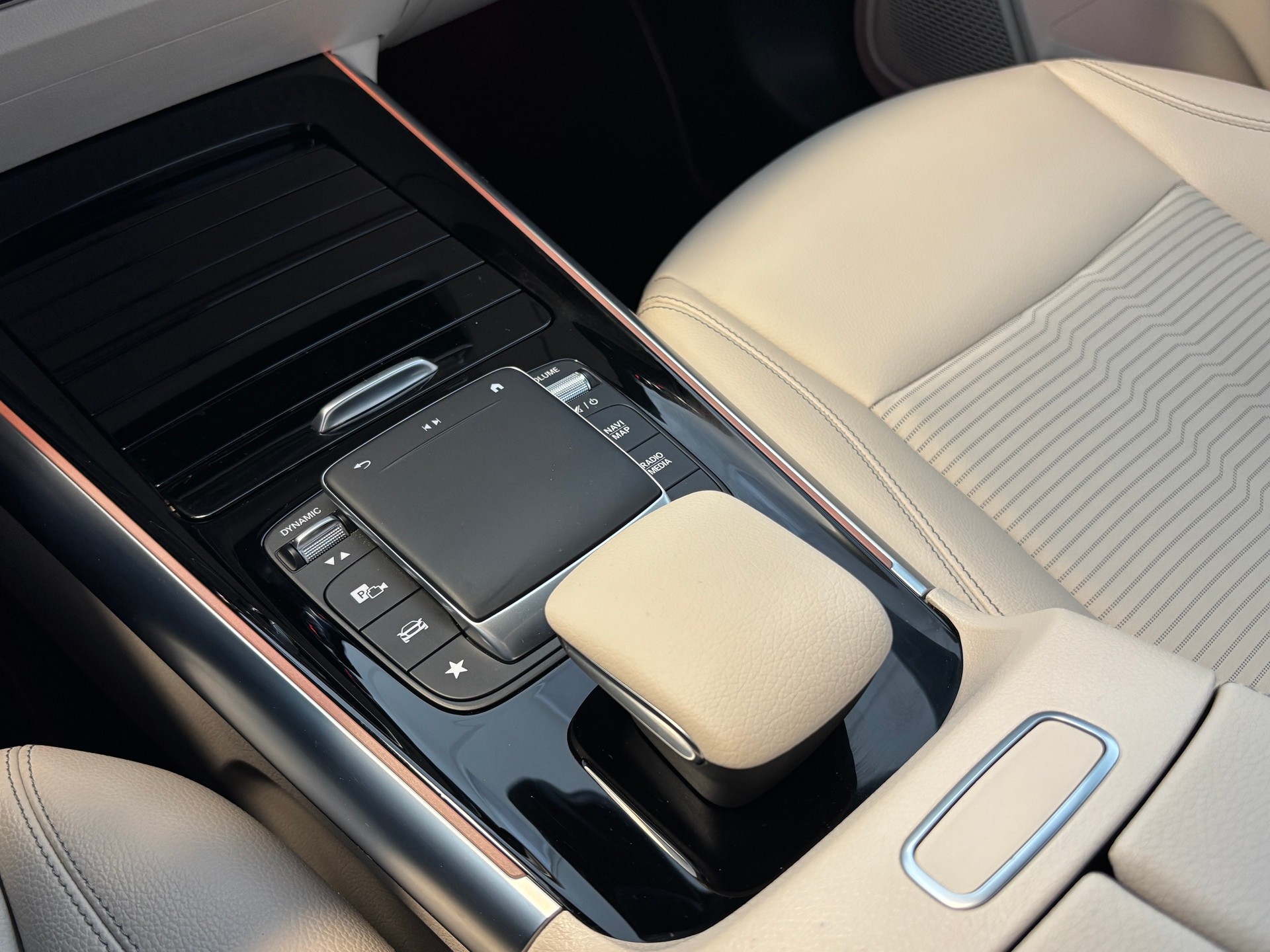 MERCEDES-BENZ GLA 250 4Matic Progressive 8G-DCT-image-17